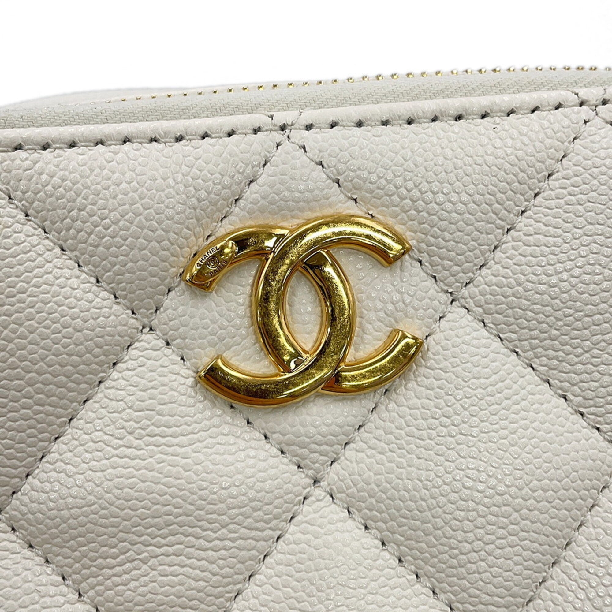 Chanel Matelasse White Grained Calfskin Shoulder Bag (Pre-Owned)