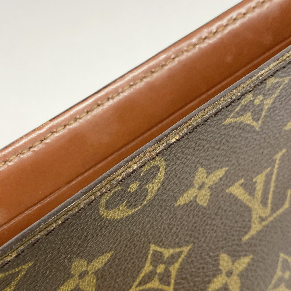 Louis Vuitton Brown Clutch Bag (Pre-Owned)
