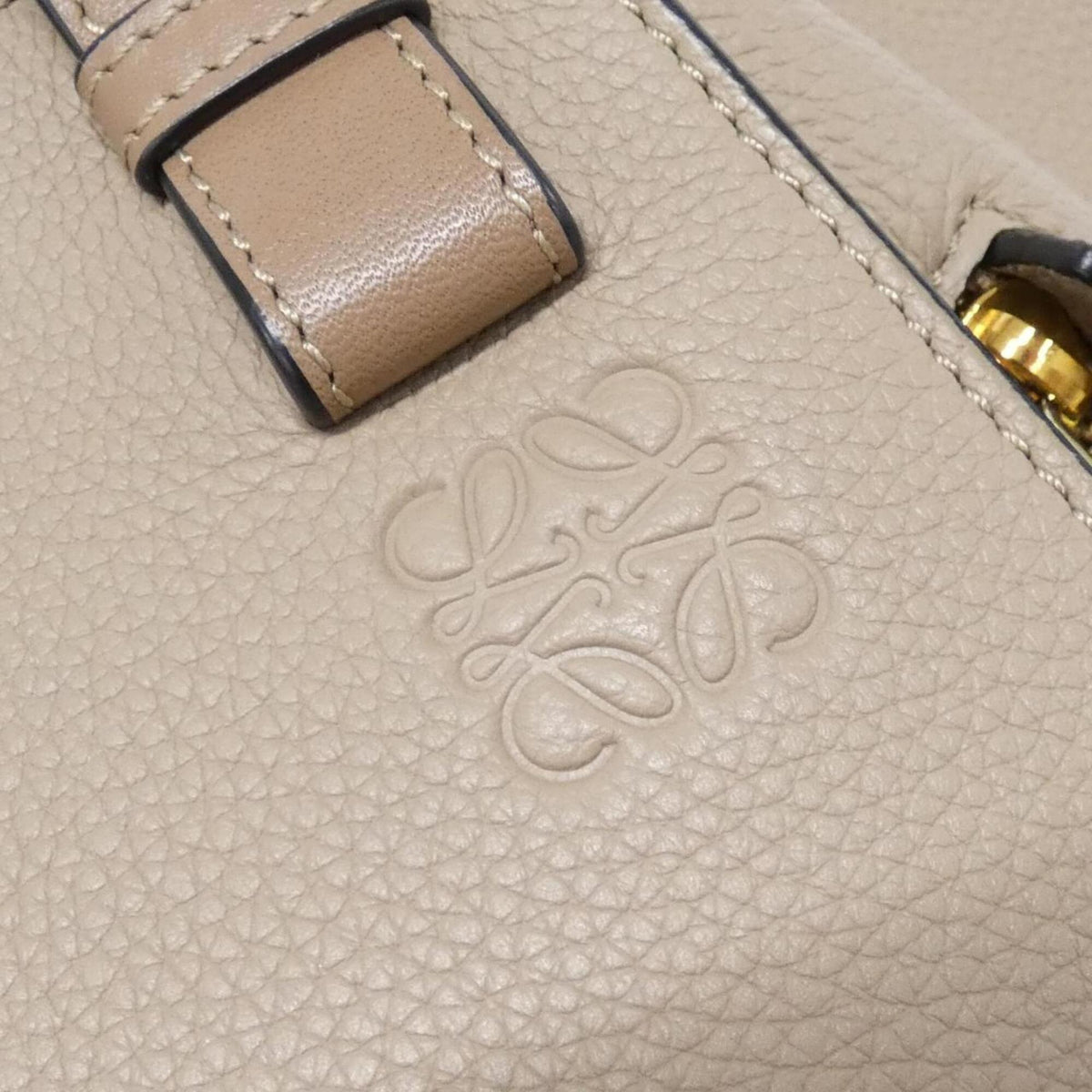 Loewe Sand Leather Shoulder Bag (Pre-Owned)