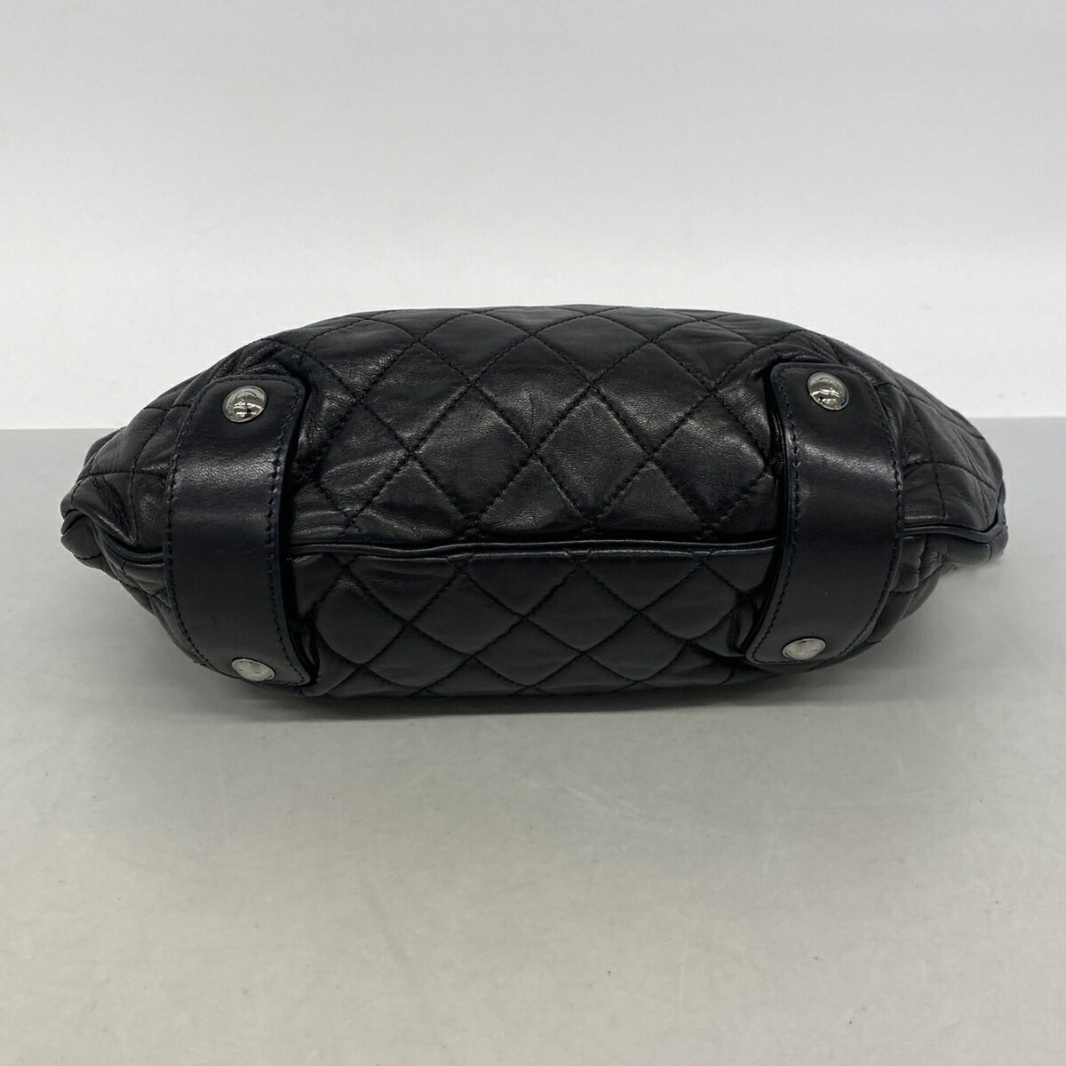 Chanel Black Leather Shoulder Bag (Pre-Owned)