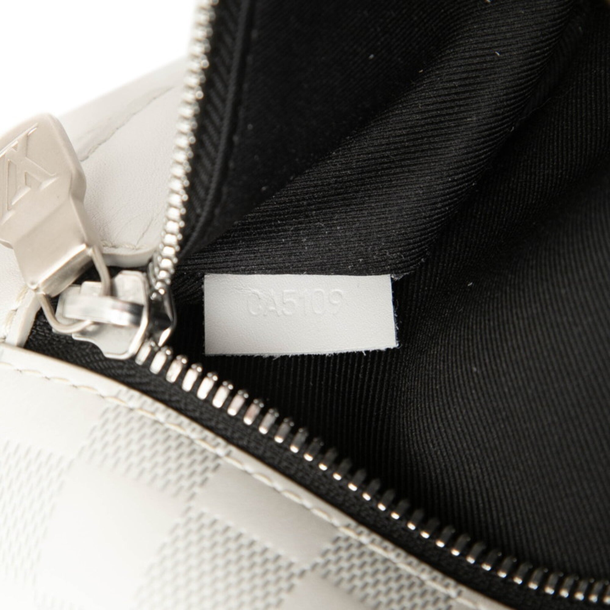 Louis Vuitton Blanc White Leather Sling Bag (Pre-Owned)