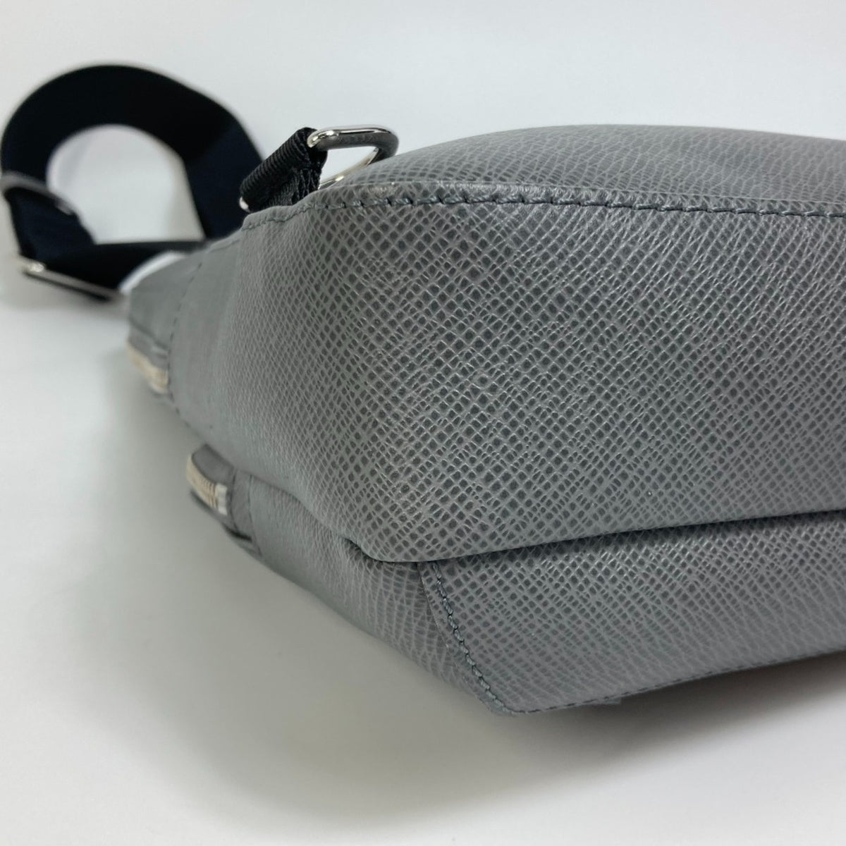 Louis Vuitton Taiga Gray Gris Taiga Leather Shoulder Bag (Pre-Owned)