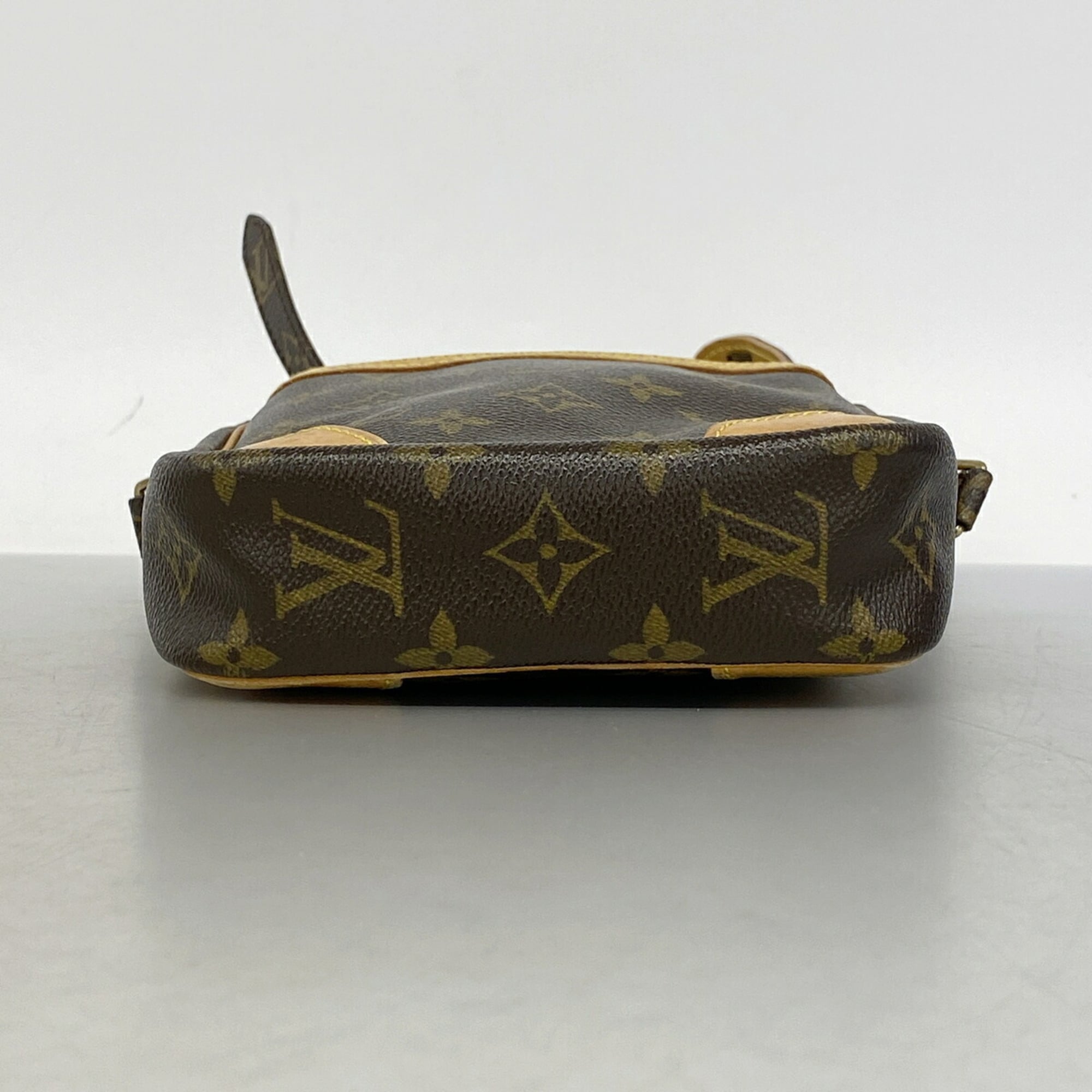 Louis Vuitton Brown Shoulder Bag (Pre-Owned)