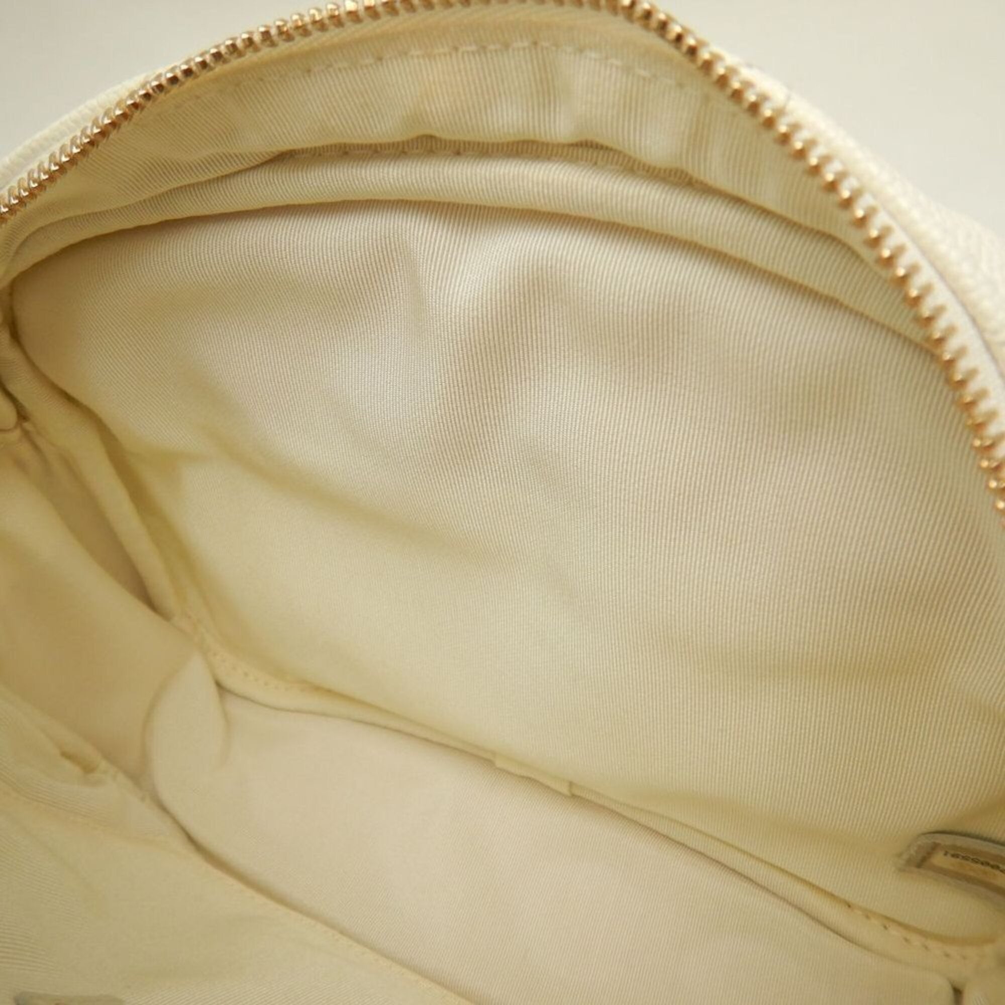 Chanel White Grained Calfskin Shoulder Bag (Pre-Owned)