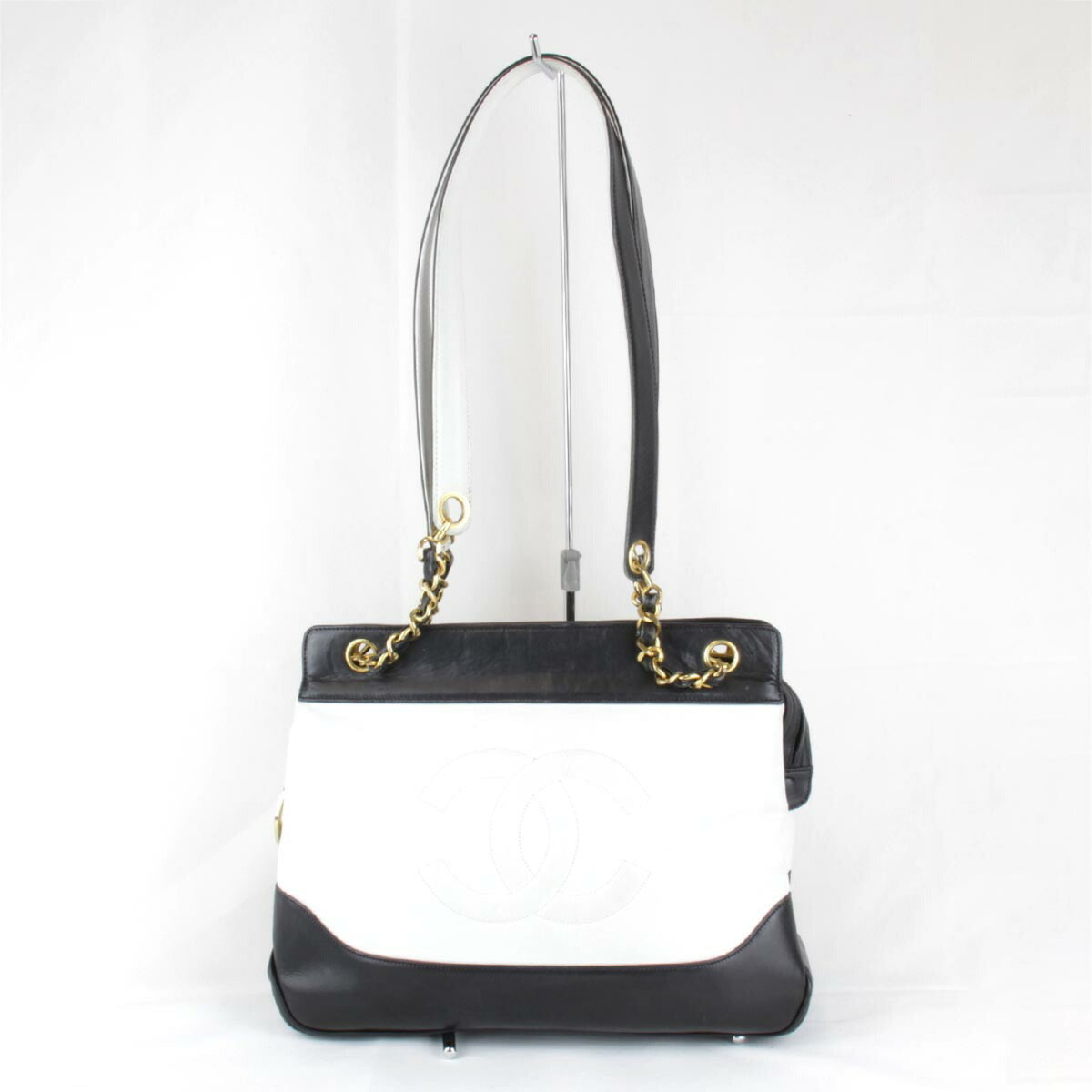 Chanel White Leather Shoulder Bag (Pre-Owned)