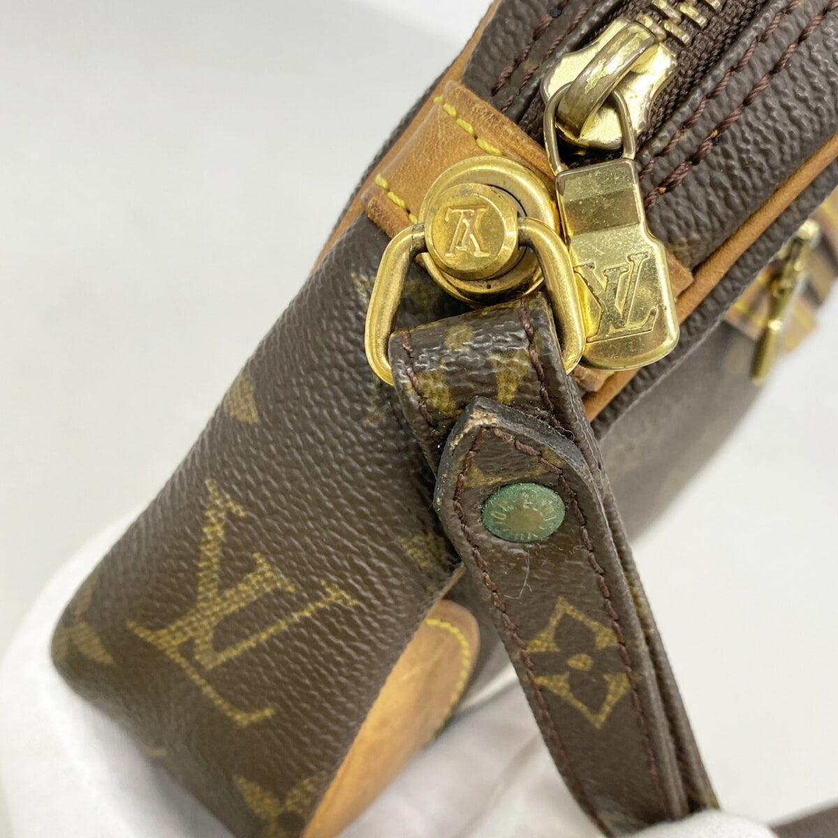 Louis Vuitton Brown Clutch Bag (Pre-Owned)