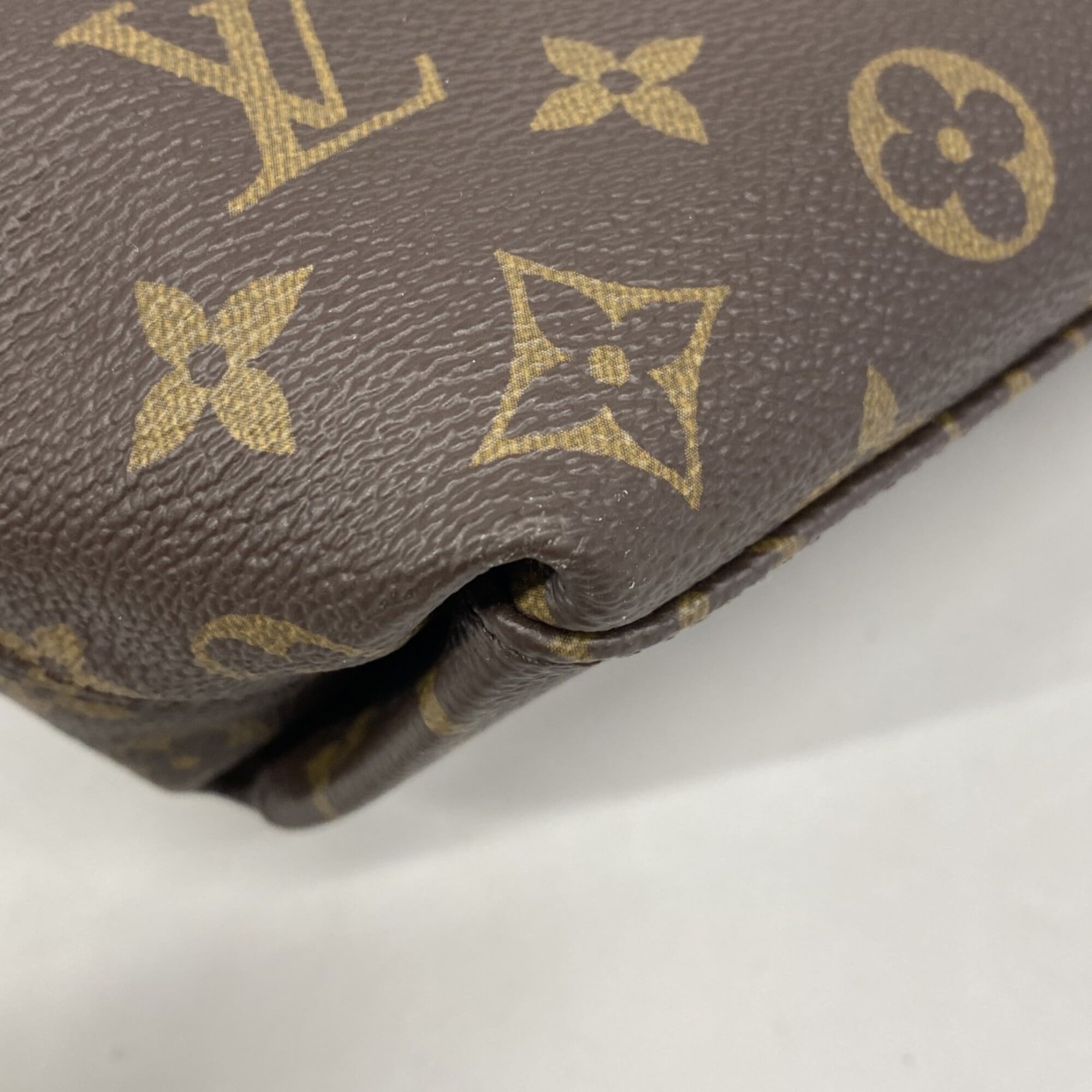 Louis Vuitton Cream Peche Shoulder Bag (Pre-Owned)