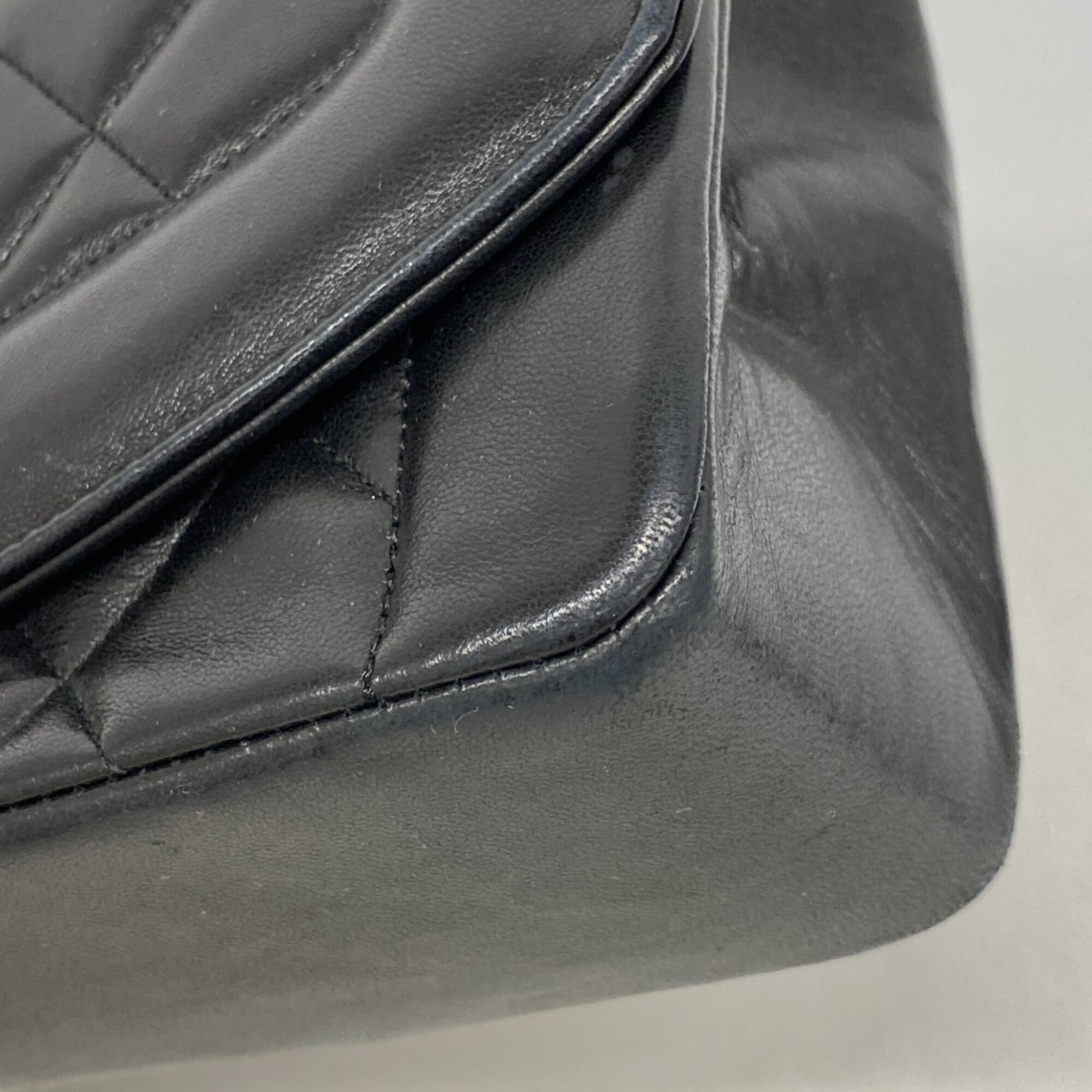 Chanel Black Leather Shoulder Bag (Pre-Owned)