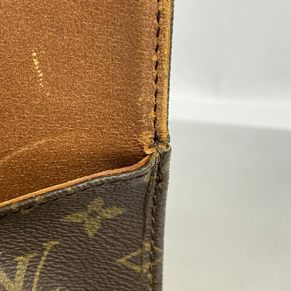 Louis Vuitton Brown Shoulder Bag (Pre-Owned)