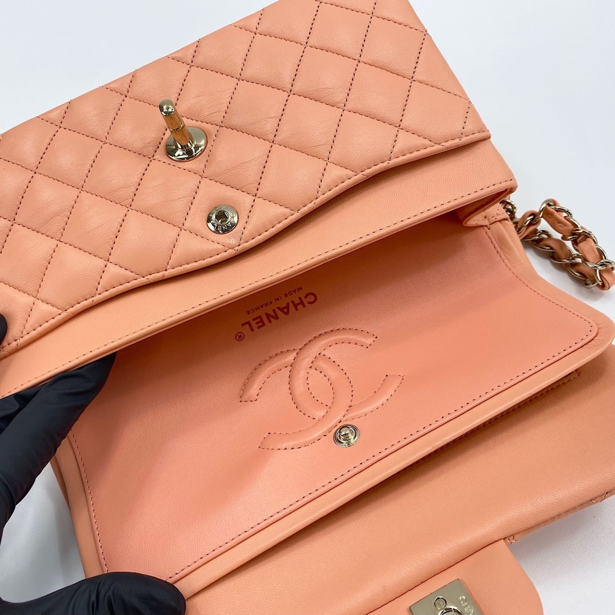 Chanel Pink Leather Shoulder Bag (Pre-Owned)