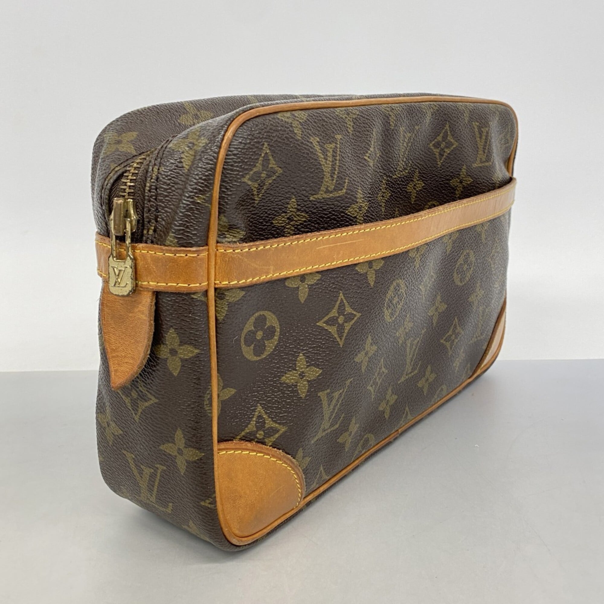 Louis Vuitton Brown Clutch Bag (Pre-Owned)