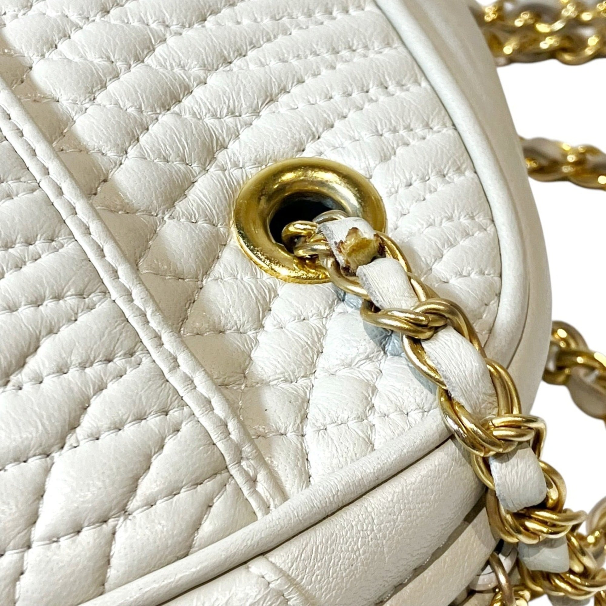 Bally White Leather Shoulder Bag (Pre-Owned)