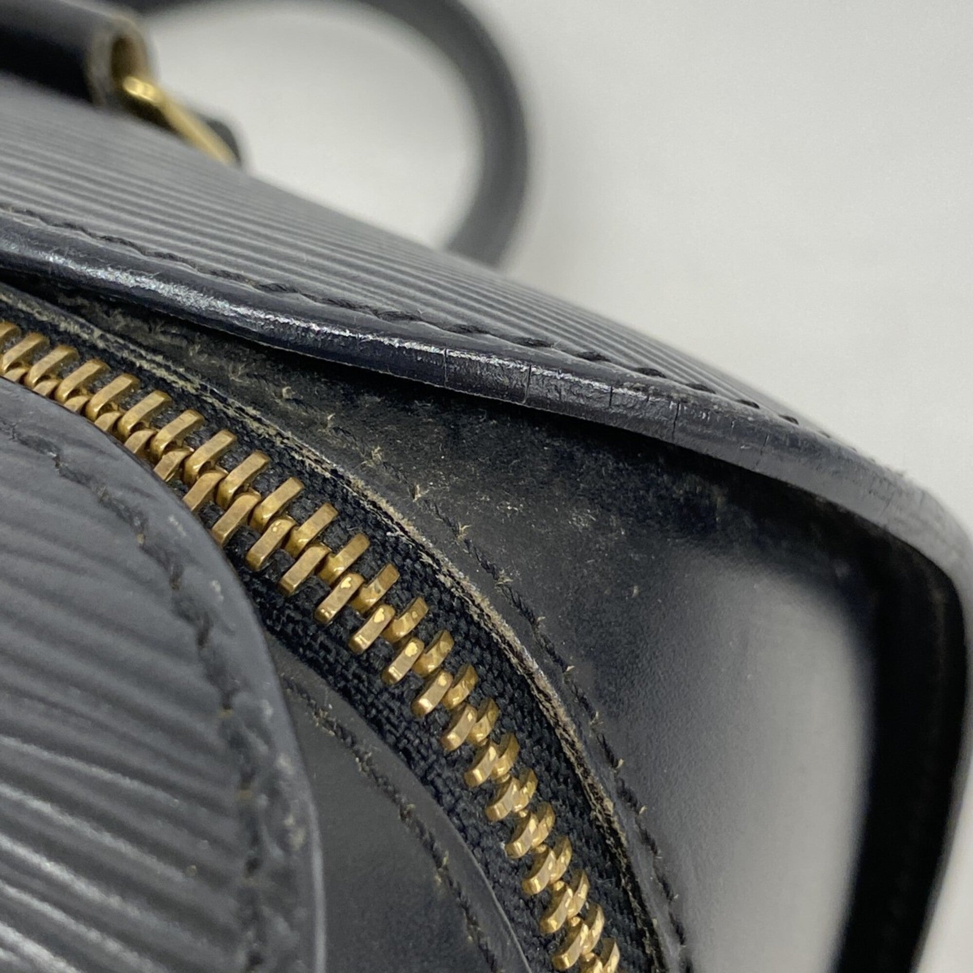 Louis Vuitton Noir Handbag (Pre-Owned)