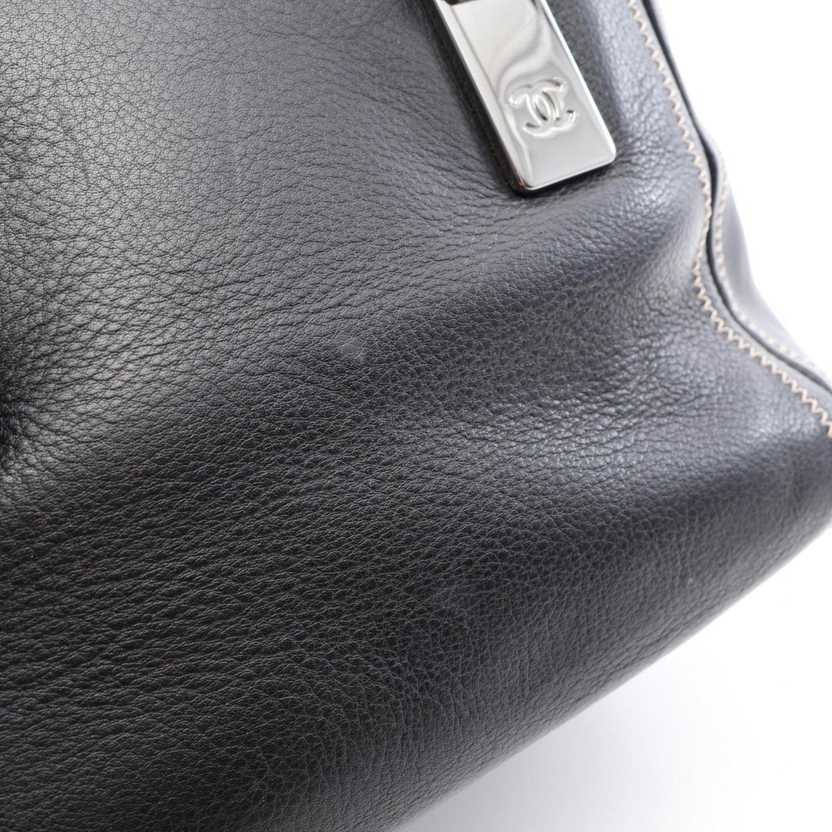 Chanel Black Leather Handbag (Pre-Owned)