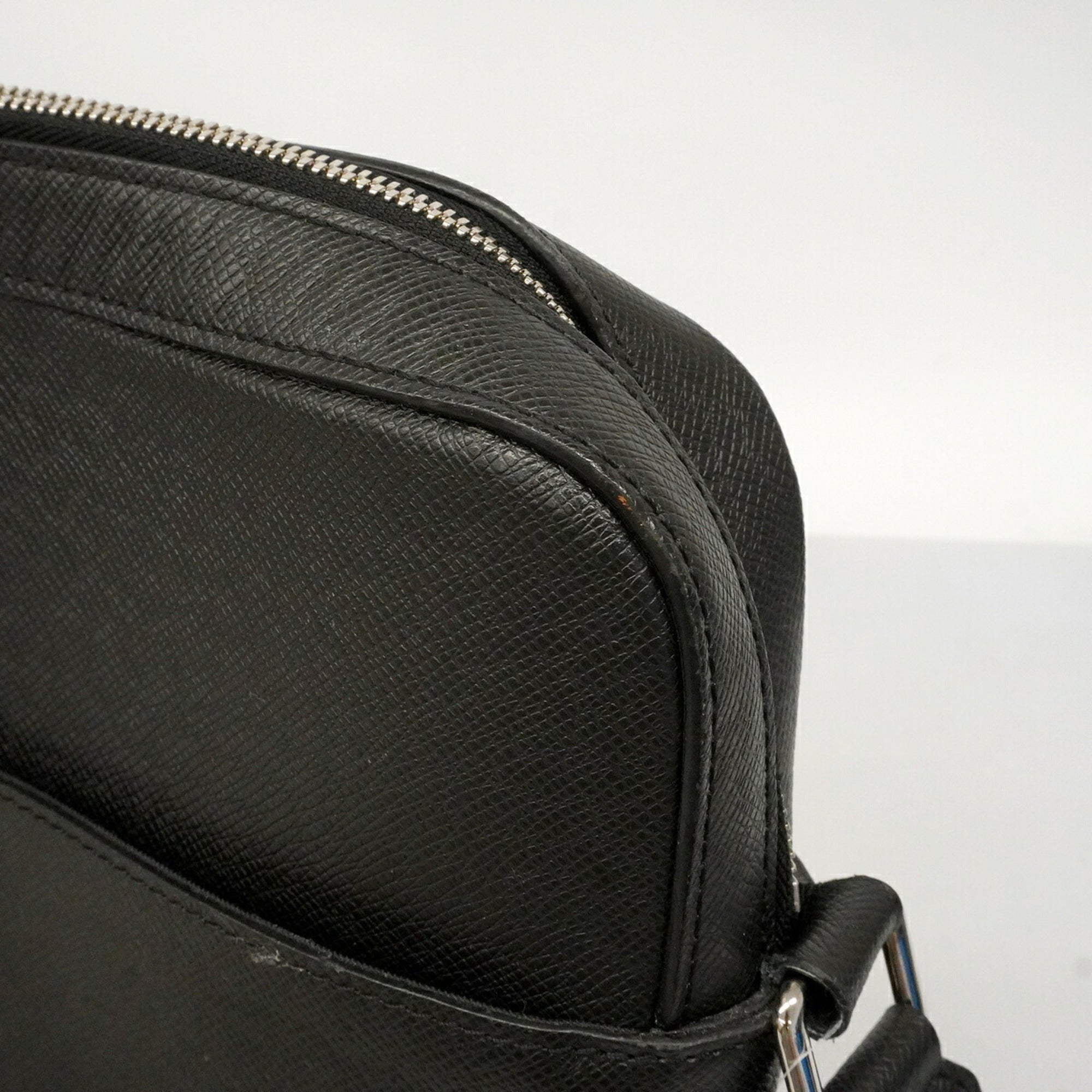 Louis Vuitton Black Shoulder Bag (Pre-Owned)