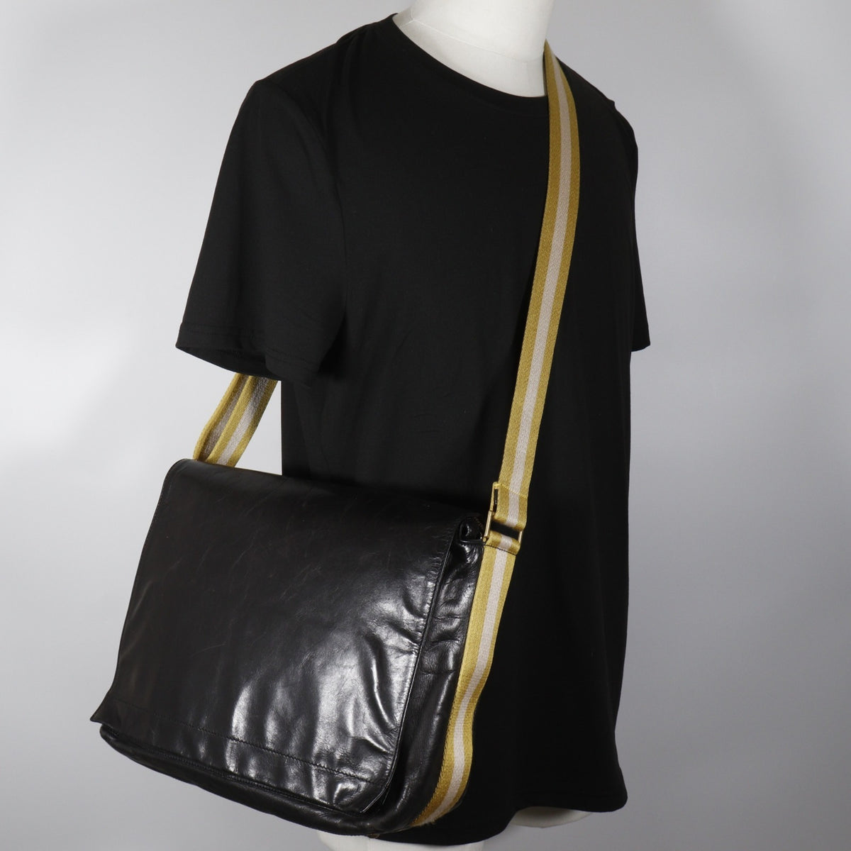 Bally Black Yellow Leather Shoulder Bag (Pre-Owned)