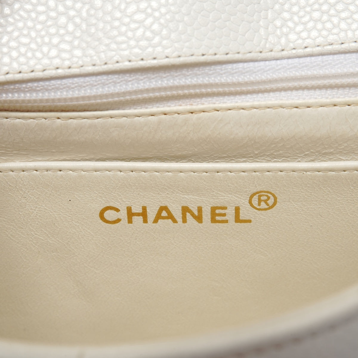 Chanel White Grained Calfskin Shoulder Bag (Pre-Owned)