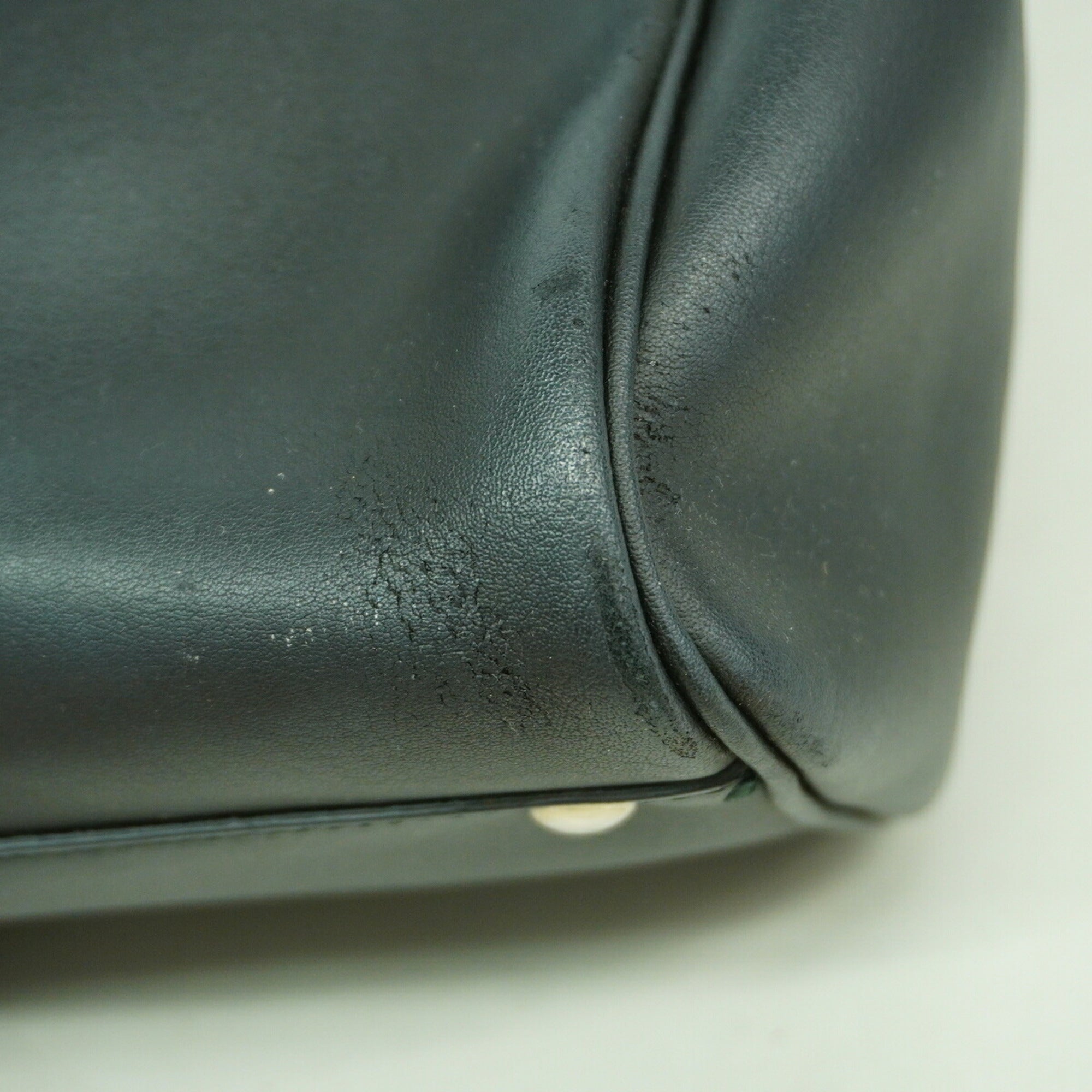 Salvatore Ferragamo Black Leather Handbag (Pre-Owned)