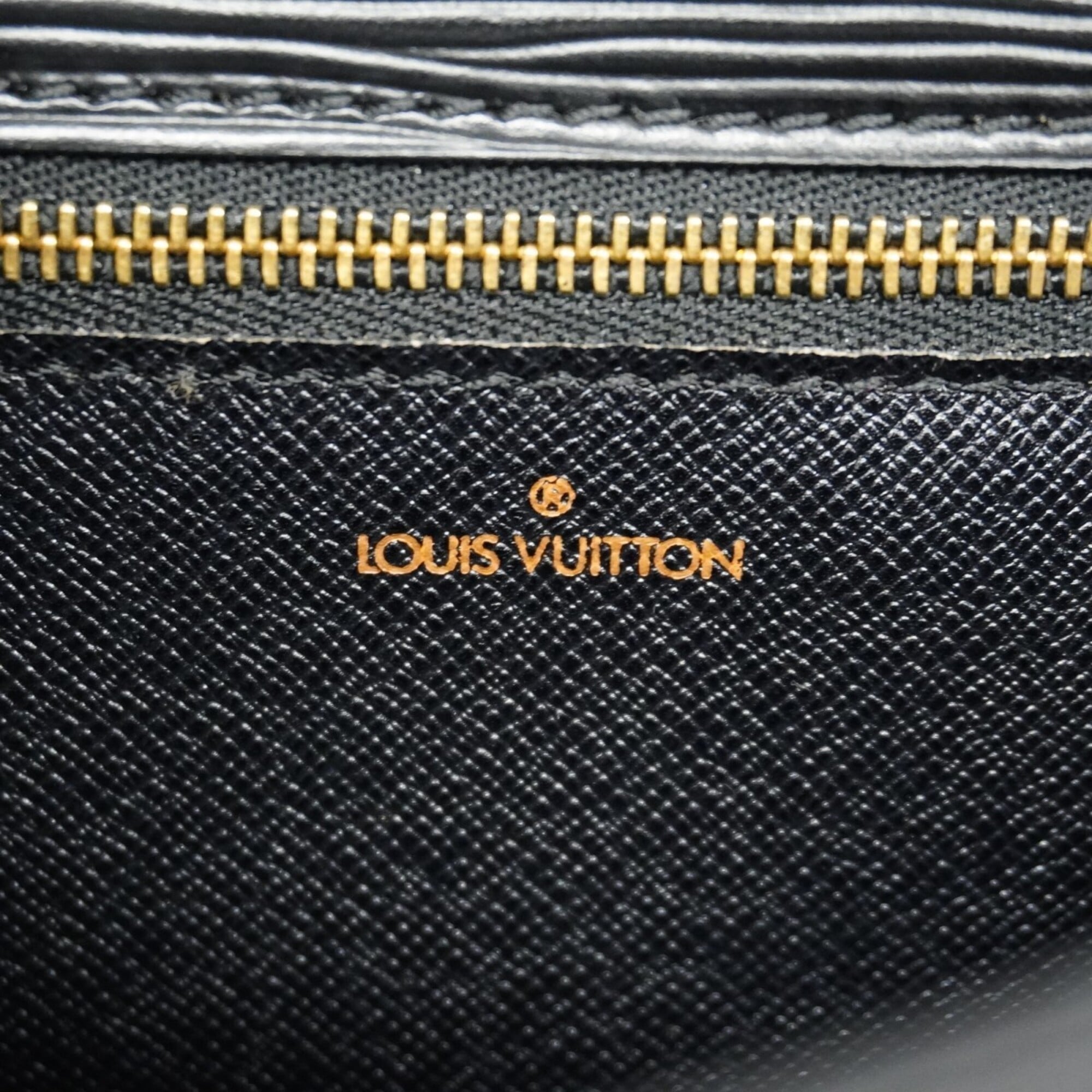 Louis Vuitton Noir Handbag (Pre-Owned)