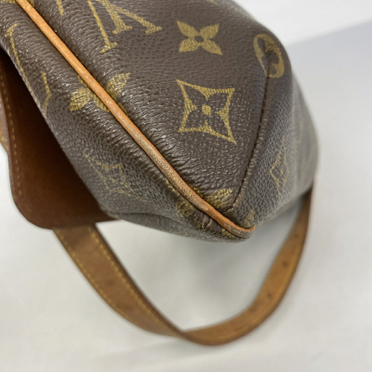 Louis Vuitton Brown Shoulder Bag (Pre-Owned)