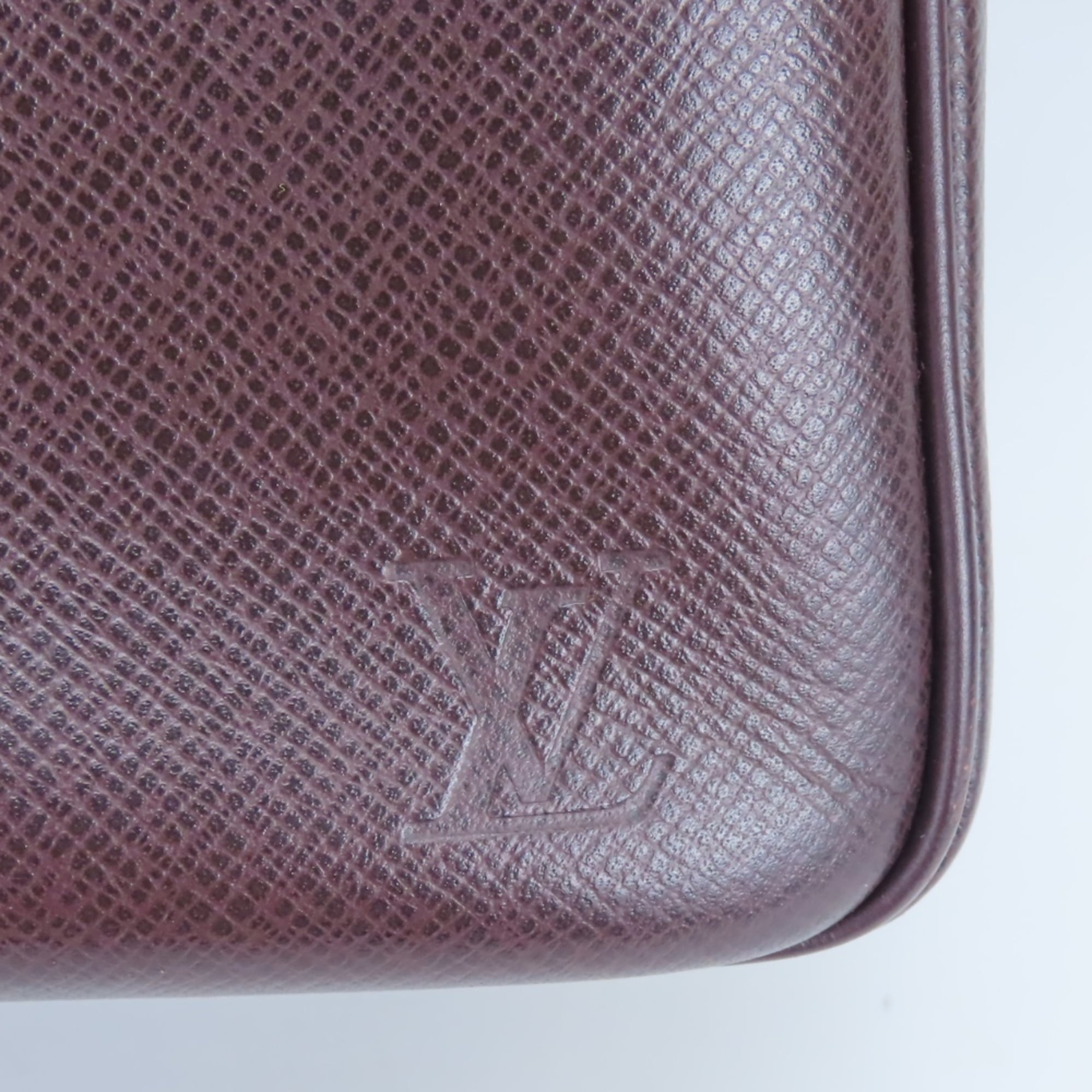 Louis Vuitton Acajou Galle Taiga Leather Shoulder Bag (Pre-Owned)