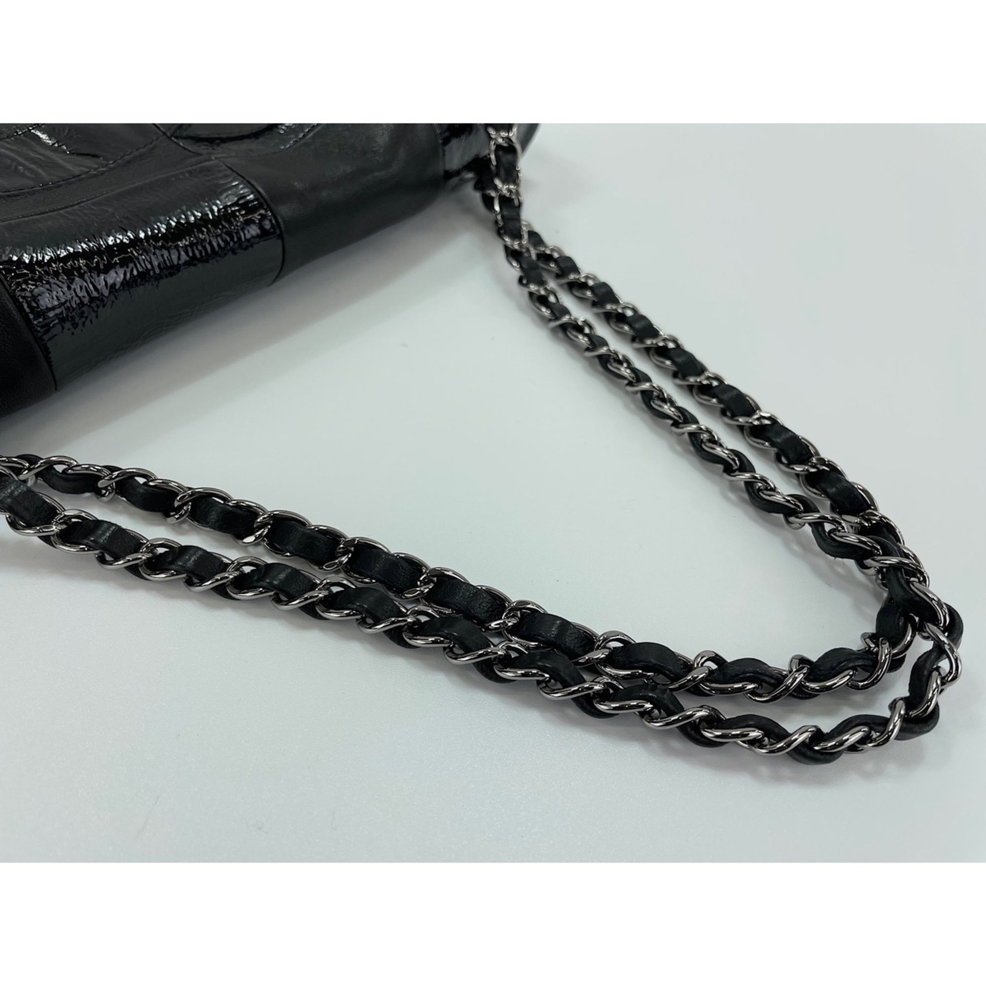 Chanel Black Leather Shoulder Bag (Pre-Owned)