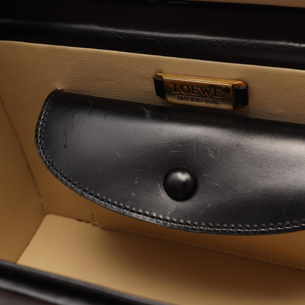 Loewe Black Leather Handbag (Pre-Owned)
