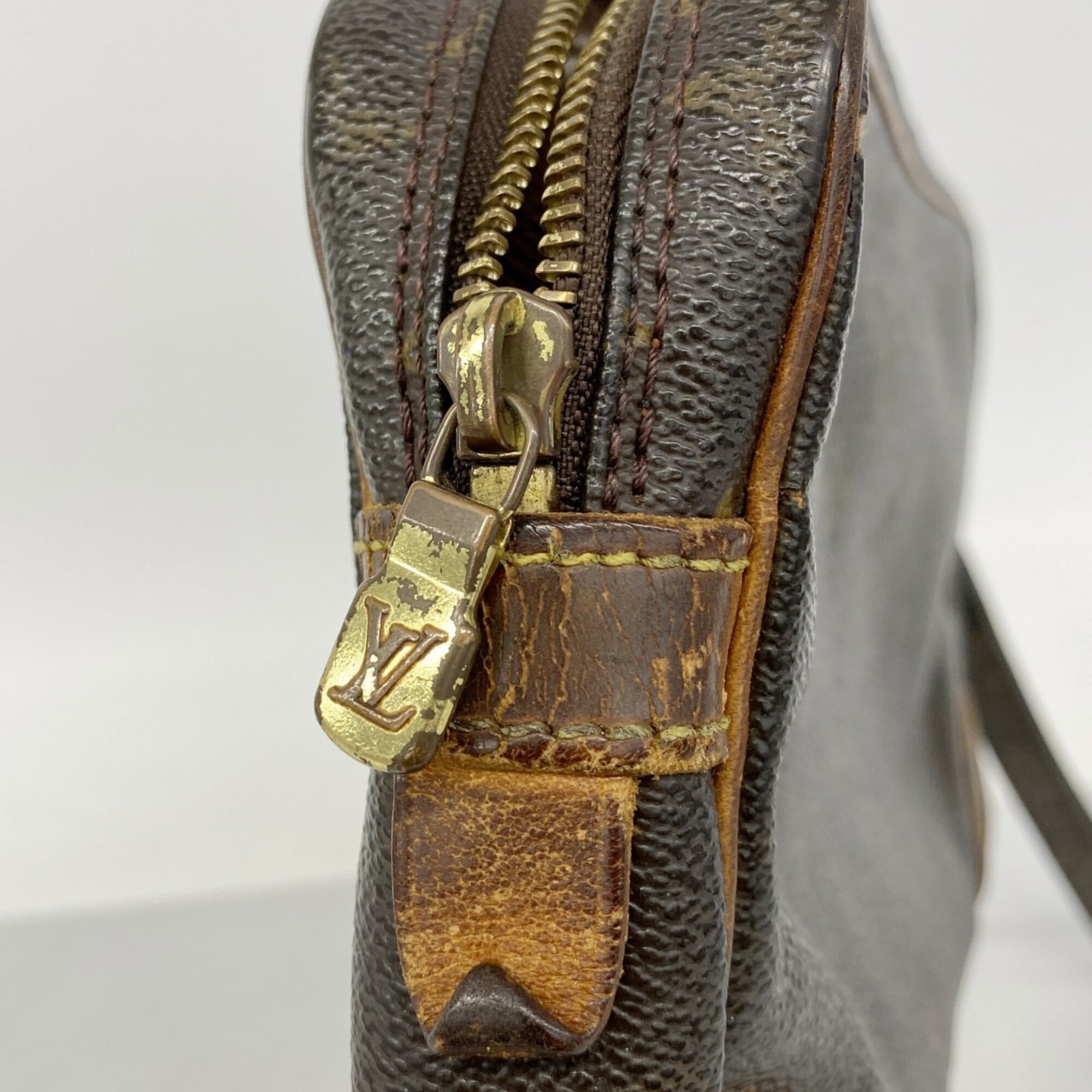 Louis Vuitton Brown Clutch Bag (Pre-Owned)