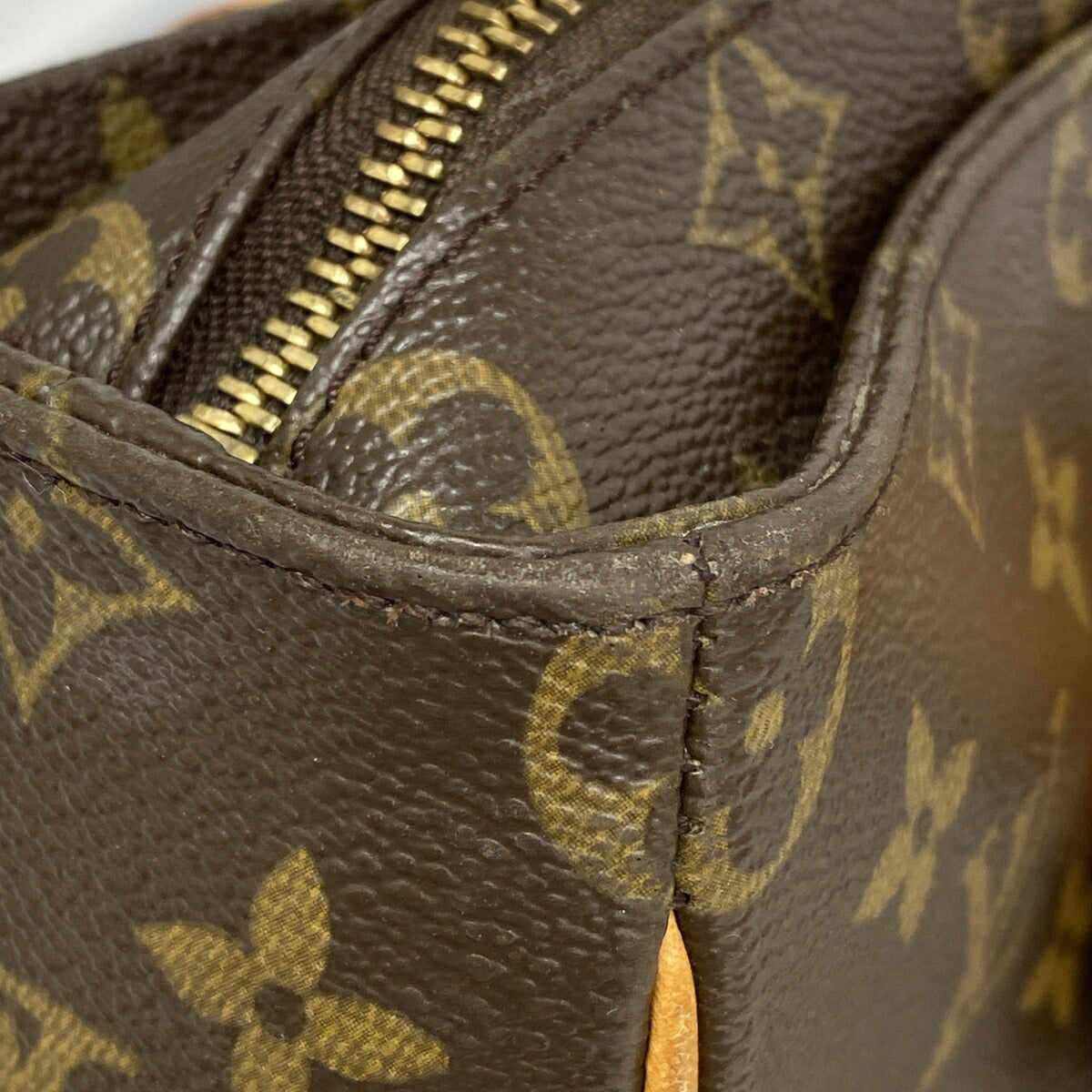 Louis Vuitton Brown Shoulder Bag (Pre-Owned)