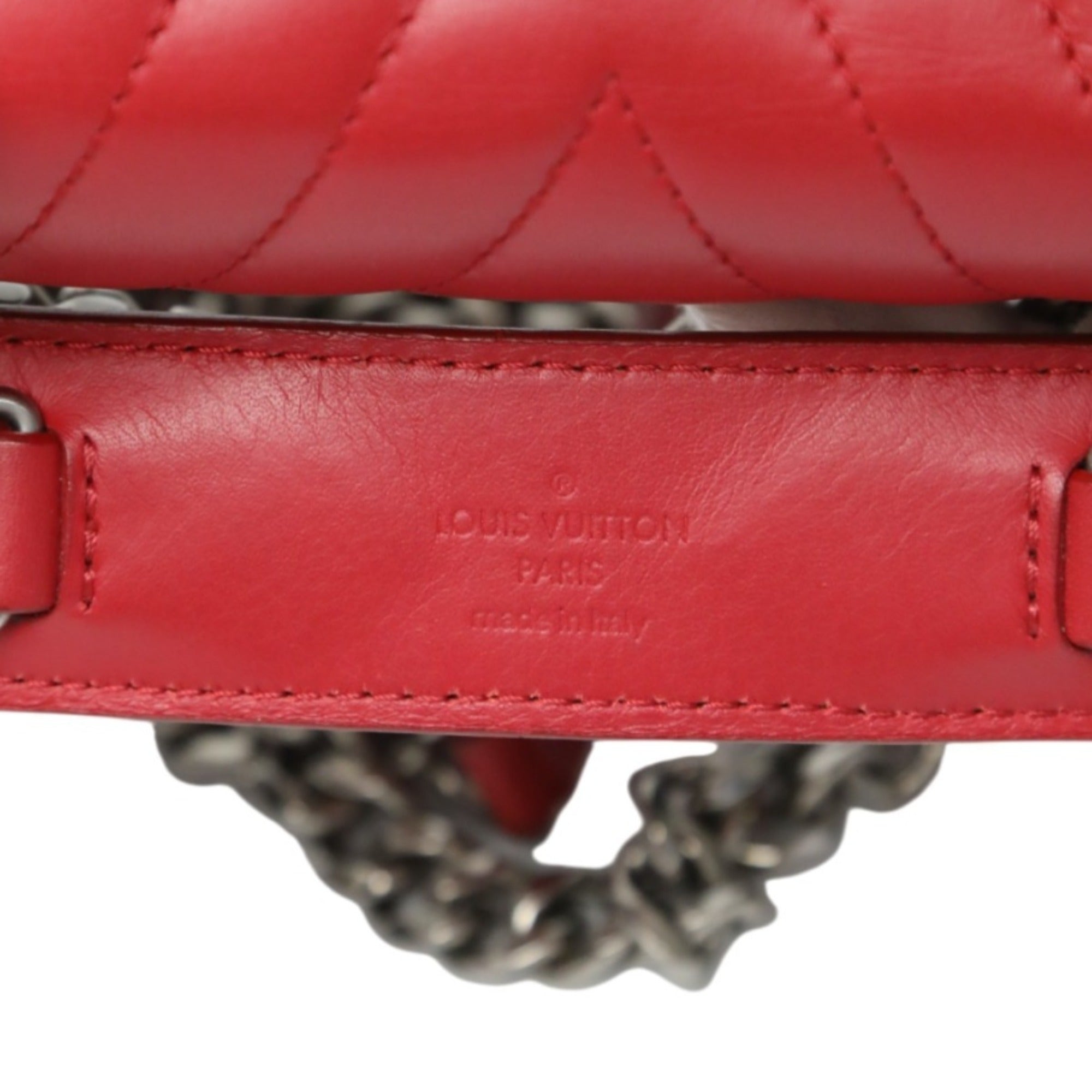Louis Vuitton Red Color Leather Shoulder Bag (Pre-Owned)