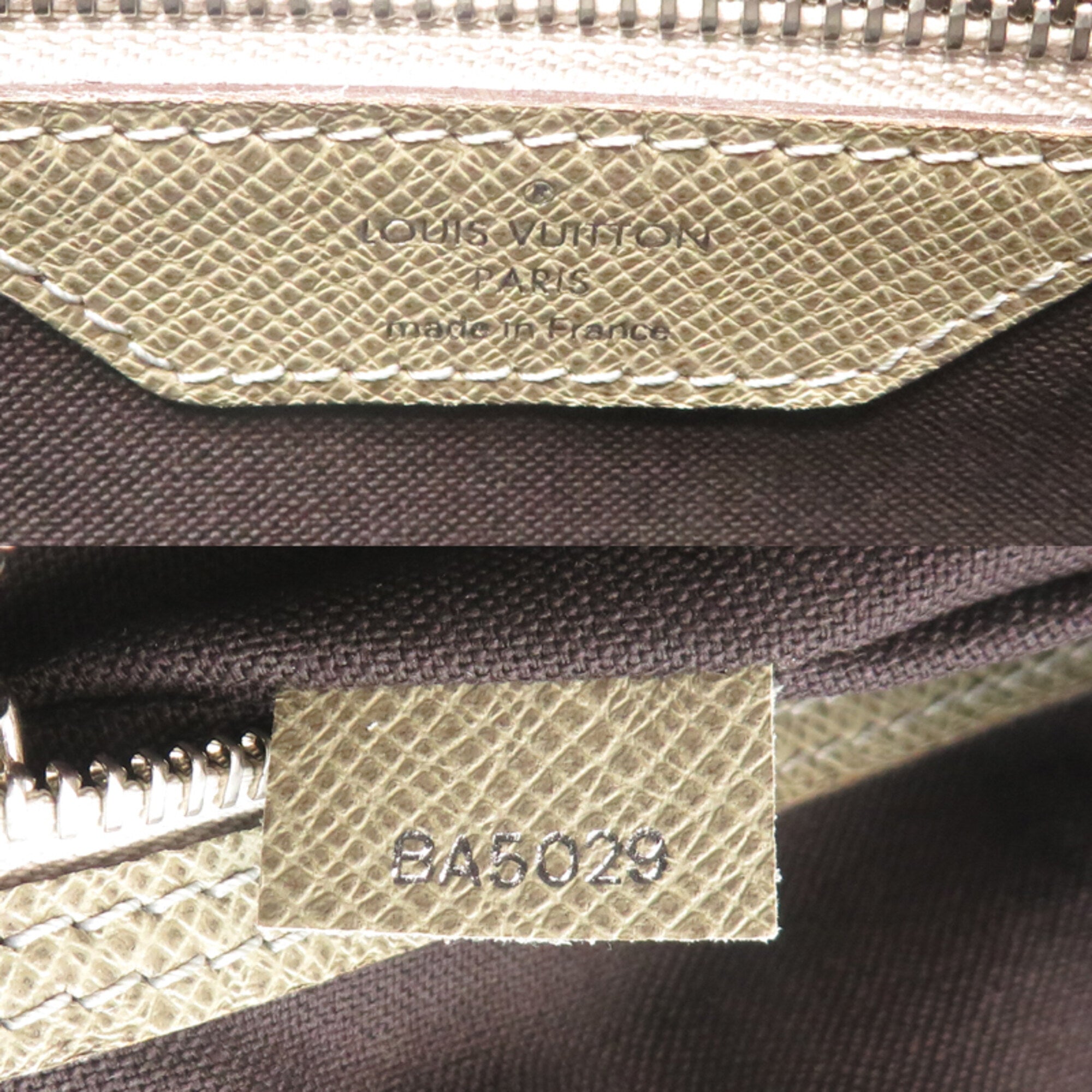 Louis Vuitton Polaire Taiga Leather Shoulder Bag (Pre-Owned)