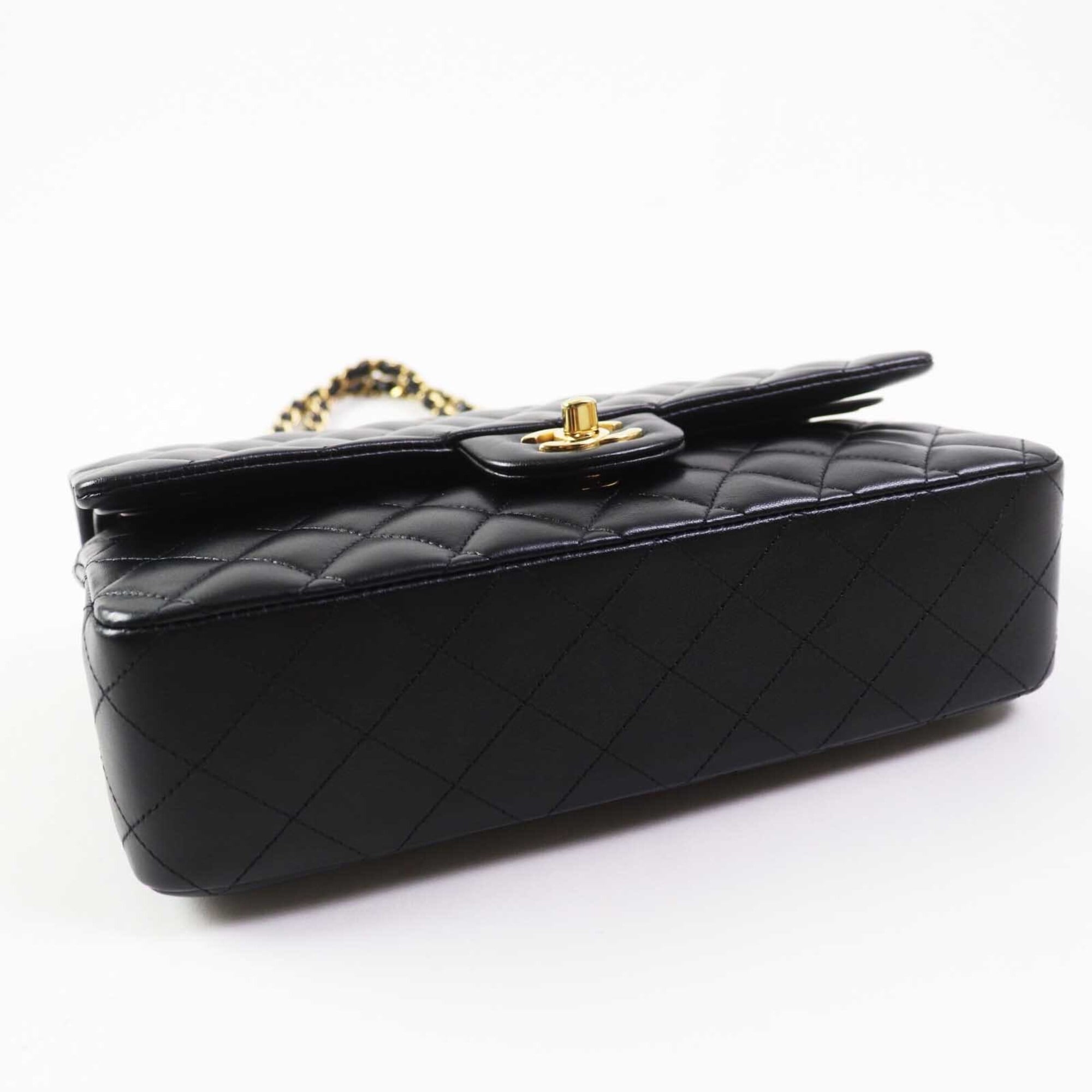Chanel Black Leather Shoulder Bag (Pre-Owned)
