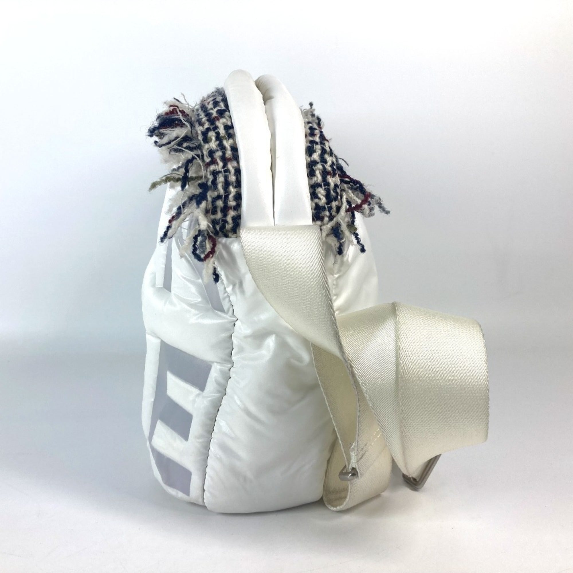 Chanel White Nylon Shoulder Bag (Pre-Owned)
