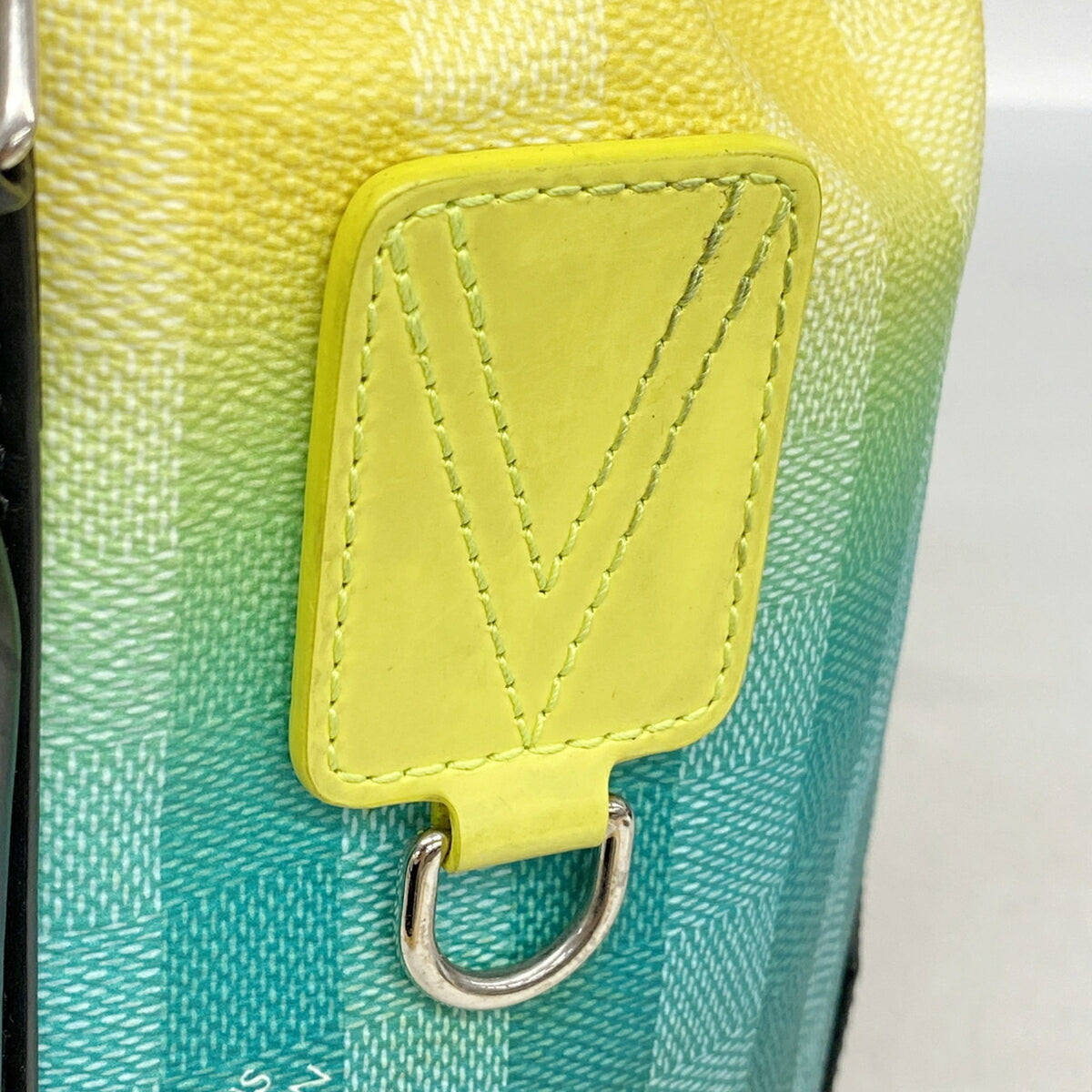 Louis Vuitton Vert Shoulder Bag (Pre-Owned)