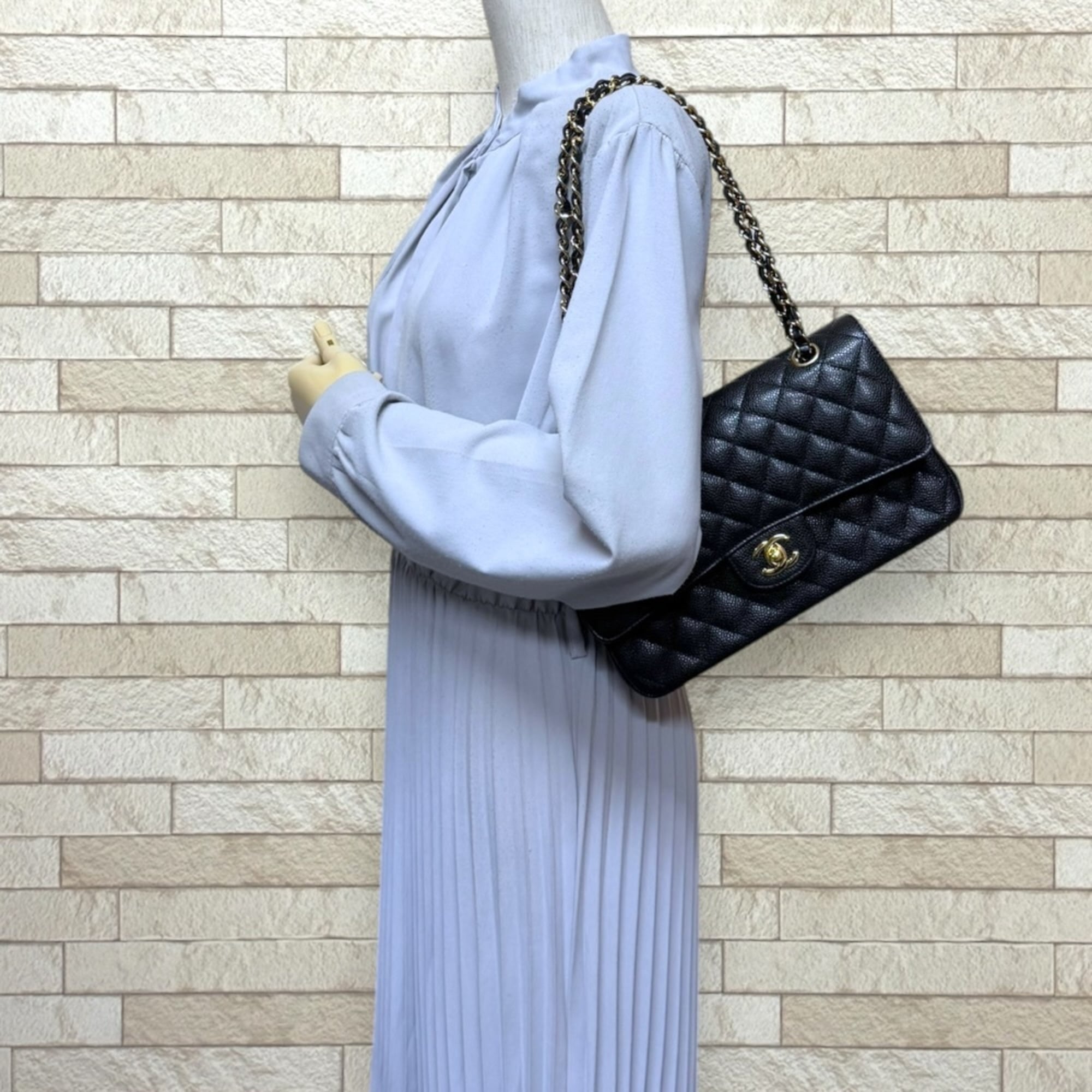 Chanel Black Grained Calfskin Shoulder Bag (Pre-Owned)