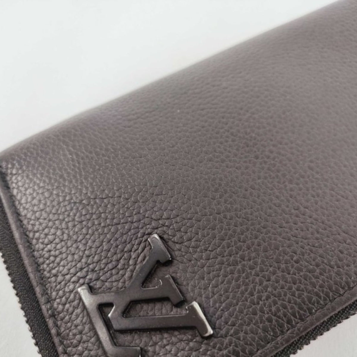 Louis Vuitton Black Leather Long Wallet (Bi-Fold) (Pre-Owned)