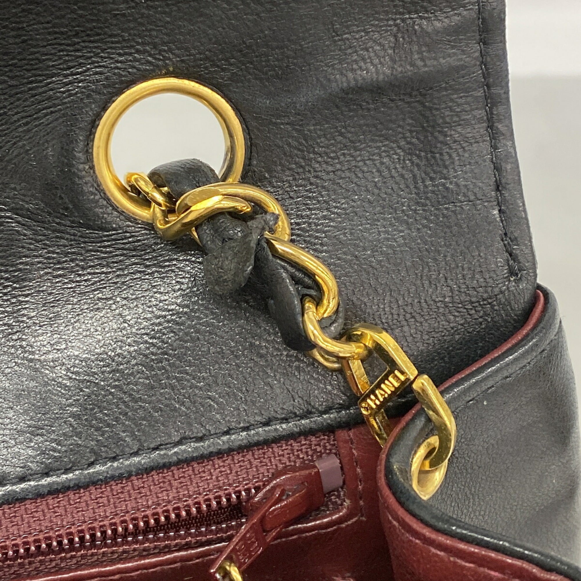 Chanel Black Leather Shoulder Bag (Pre-Owned)