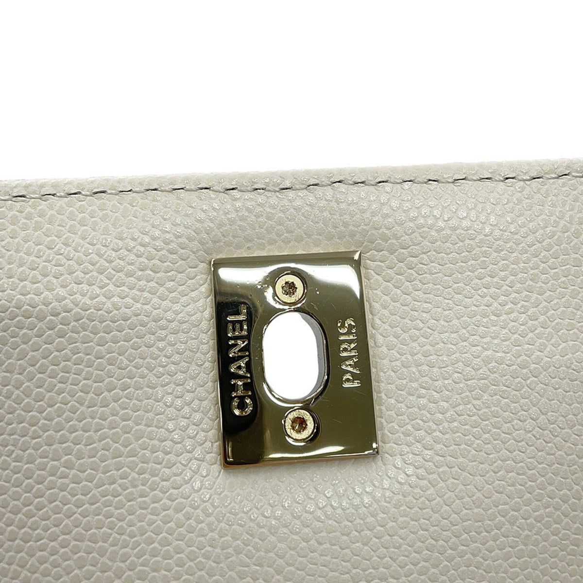 Chanel Matelasse White Grained Calfskin Handbag (Pre-Owned)