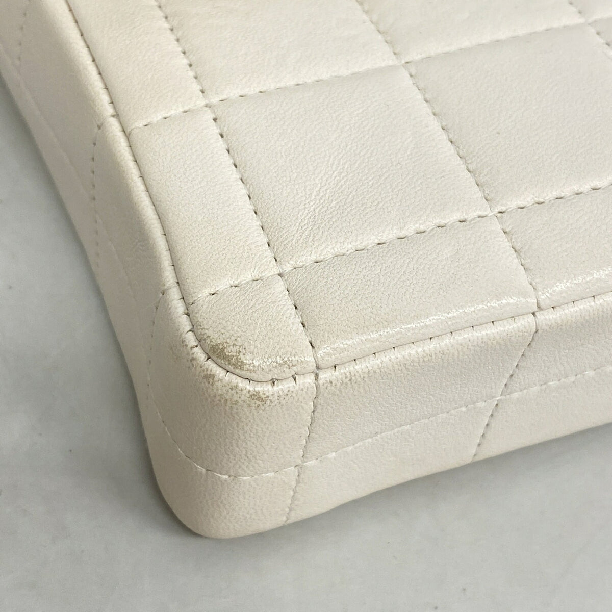 Chanel White Leather Shoulder Bag (Pre-Owned)