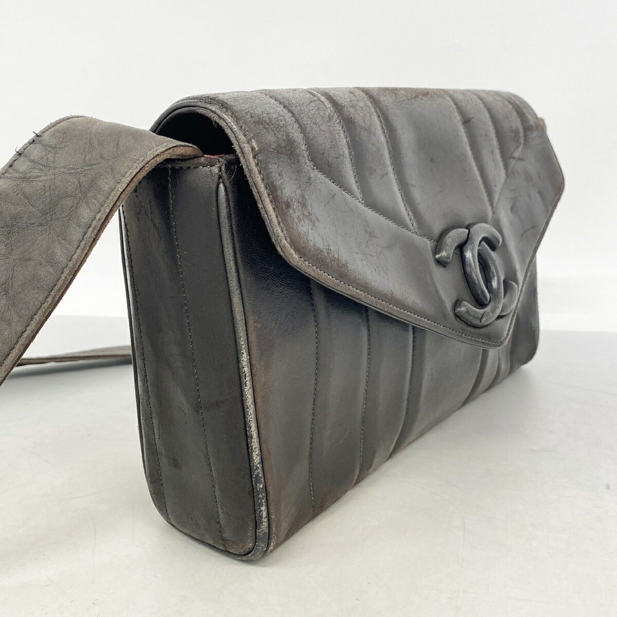 Chanel Black Leather Shoulder Bag (Pre-Owned)