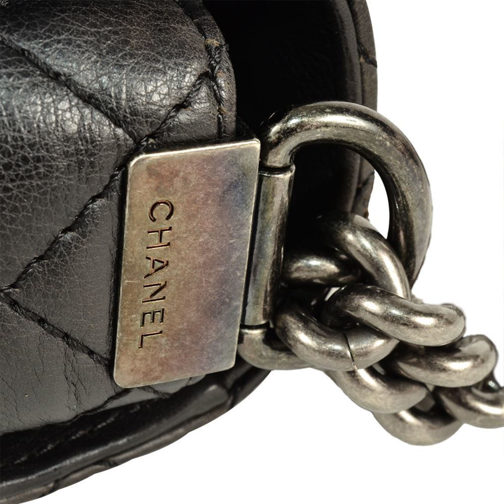 Chanel Black Leather Shoulder Bag (Pre-Owned)