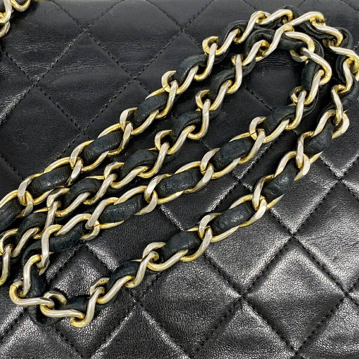 Chanel Black Leather Shoulder Bag (Pre-Owned)