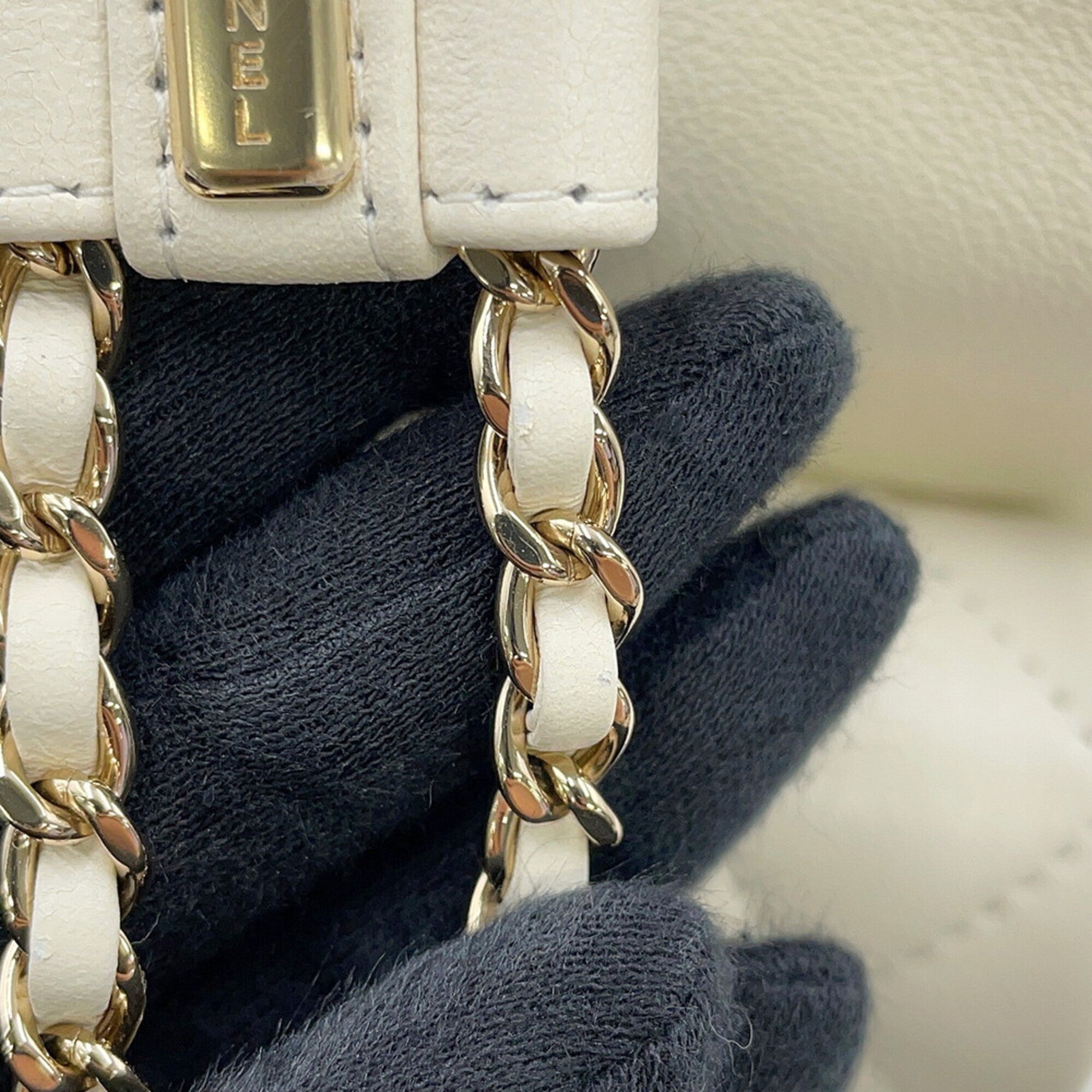 Chanel White Leather Handbag (Pre-Owned)