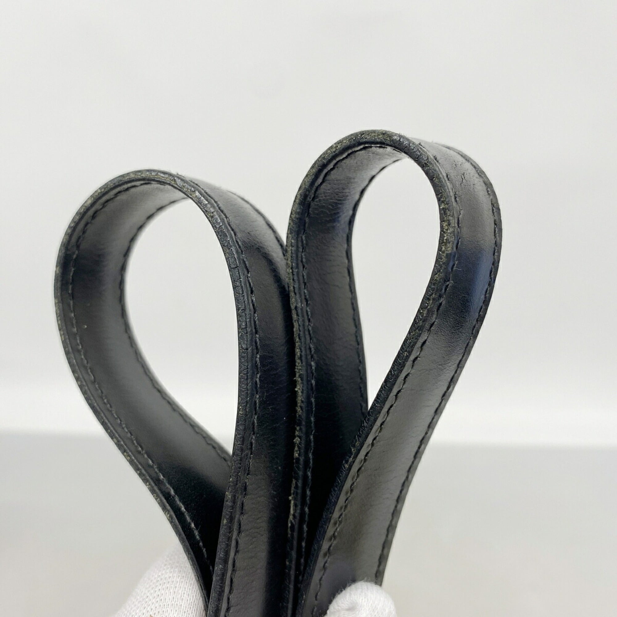 Louis Vuitton Noir Shoulder Bag (Pre-Owned)