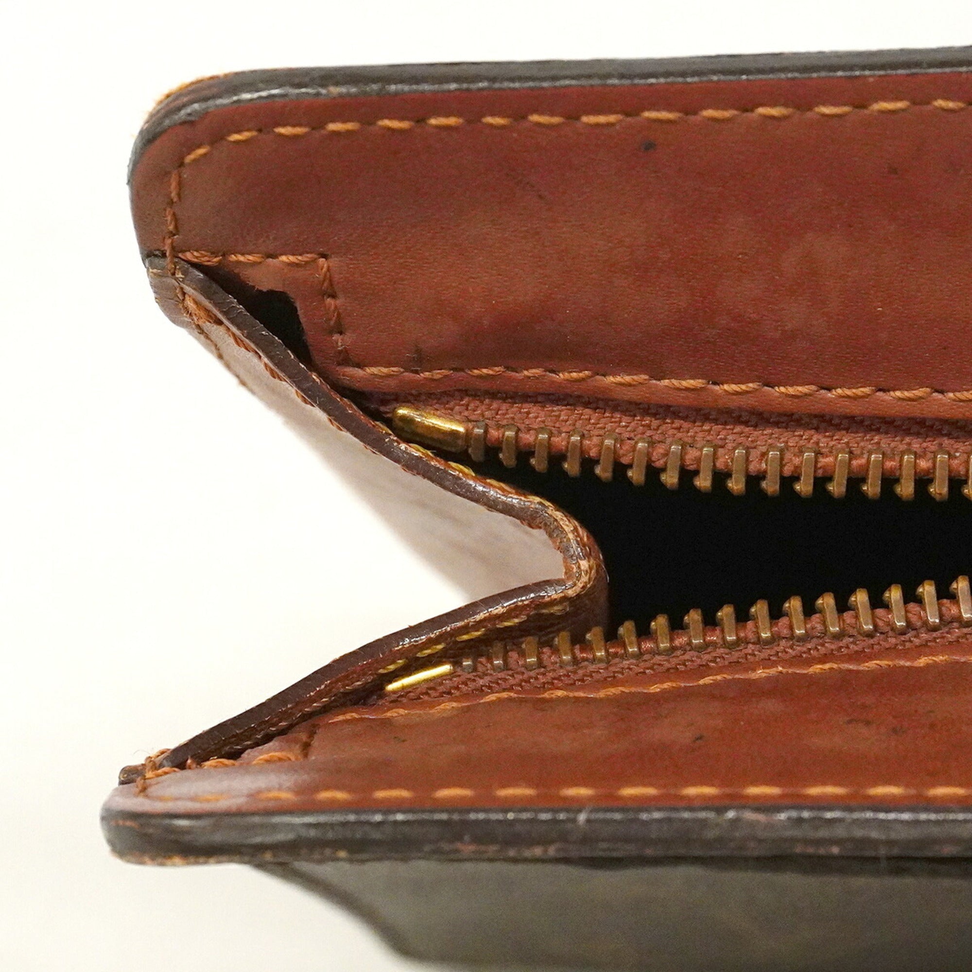 Louis Vuitton Brown Clutch Bag (Pre-Owned)