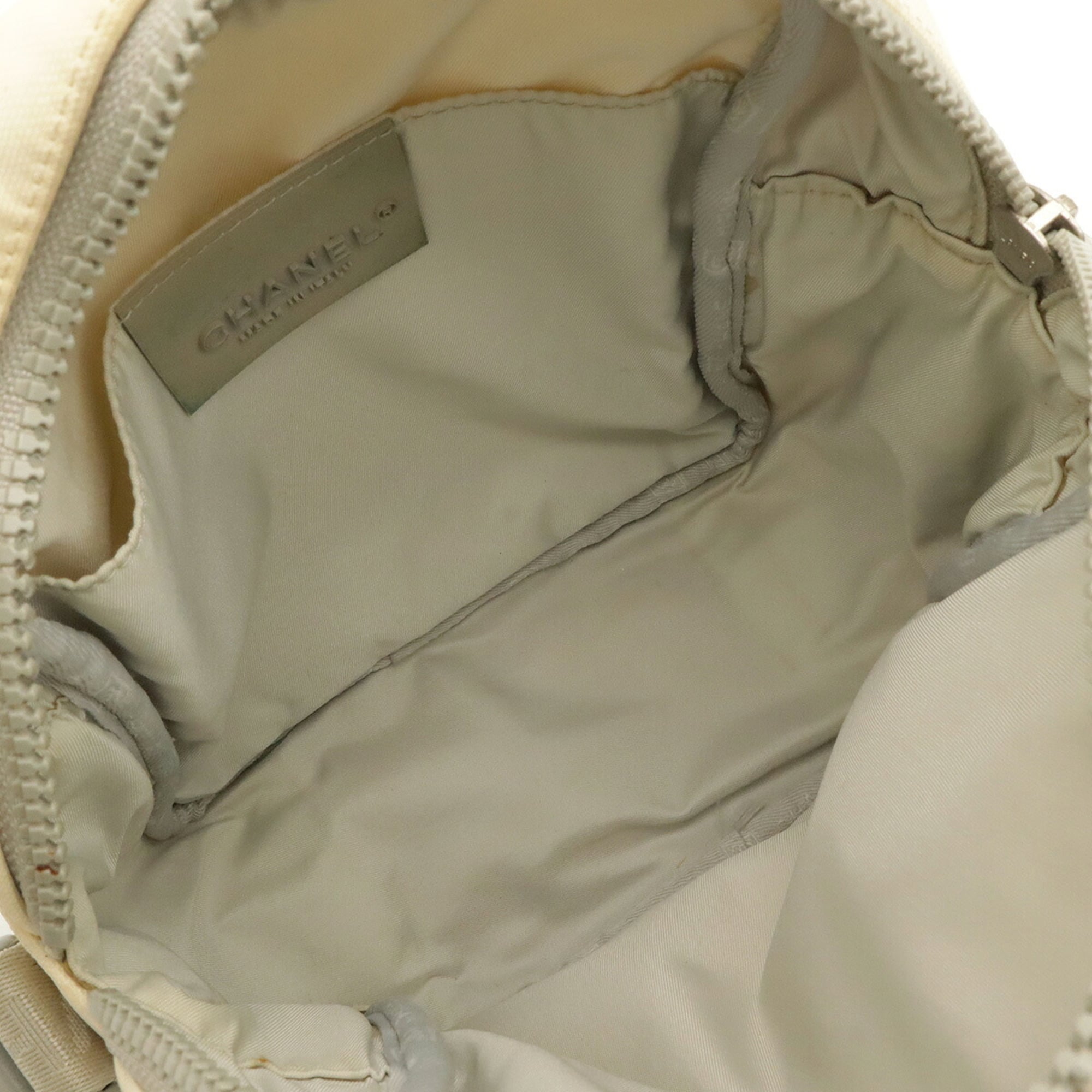 Chanel White Coated Canvas Pochette Shoulder Bag (Pre-Owned)