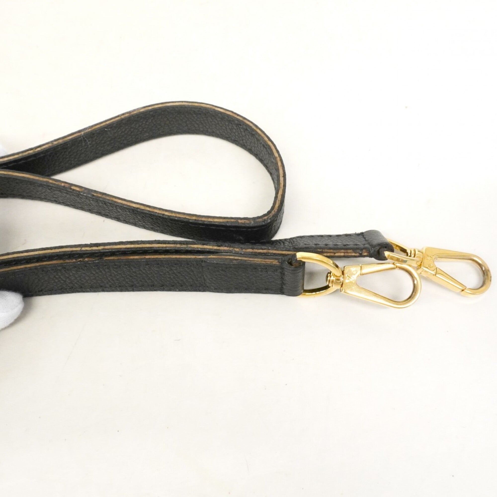 Louis Vuitton Noir Handbag (Pre-Owned)