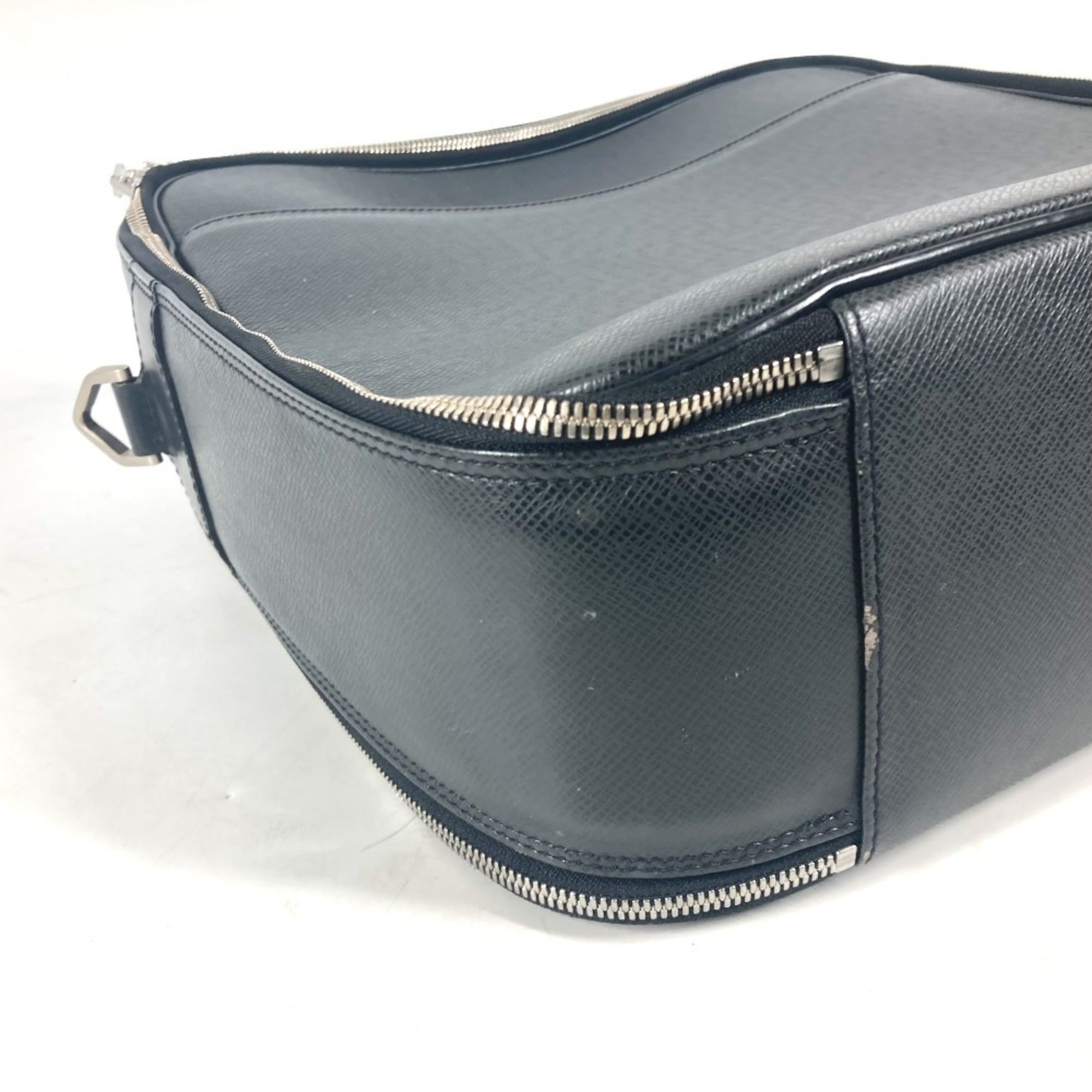Louis Vuitton Ardoise Black Taiga Leather Handbag Shoulder Bag (Pre-Owned)