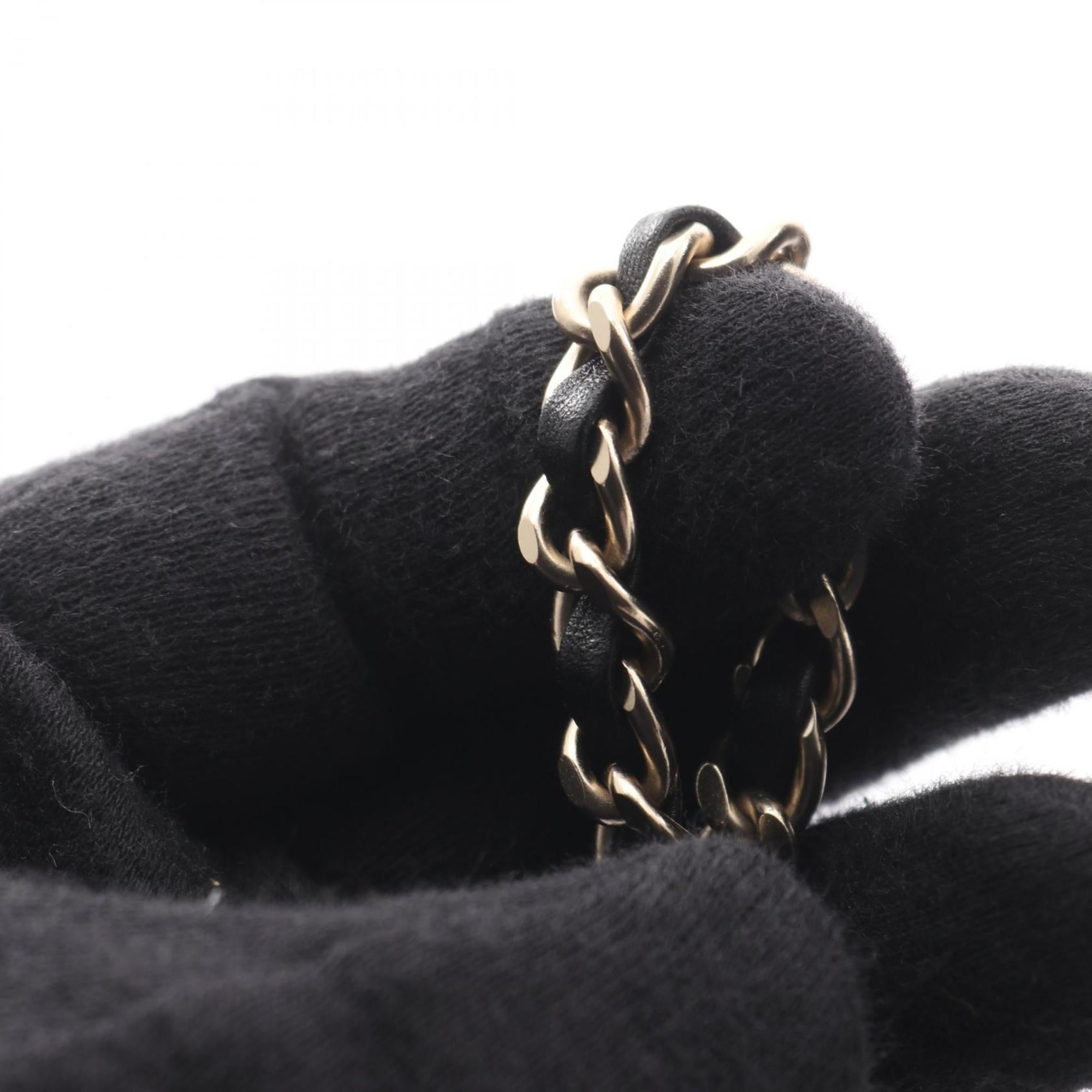 Chanel Black Leather Shoulder Bag (Pre-Owned)