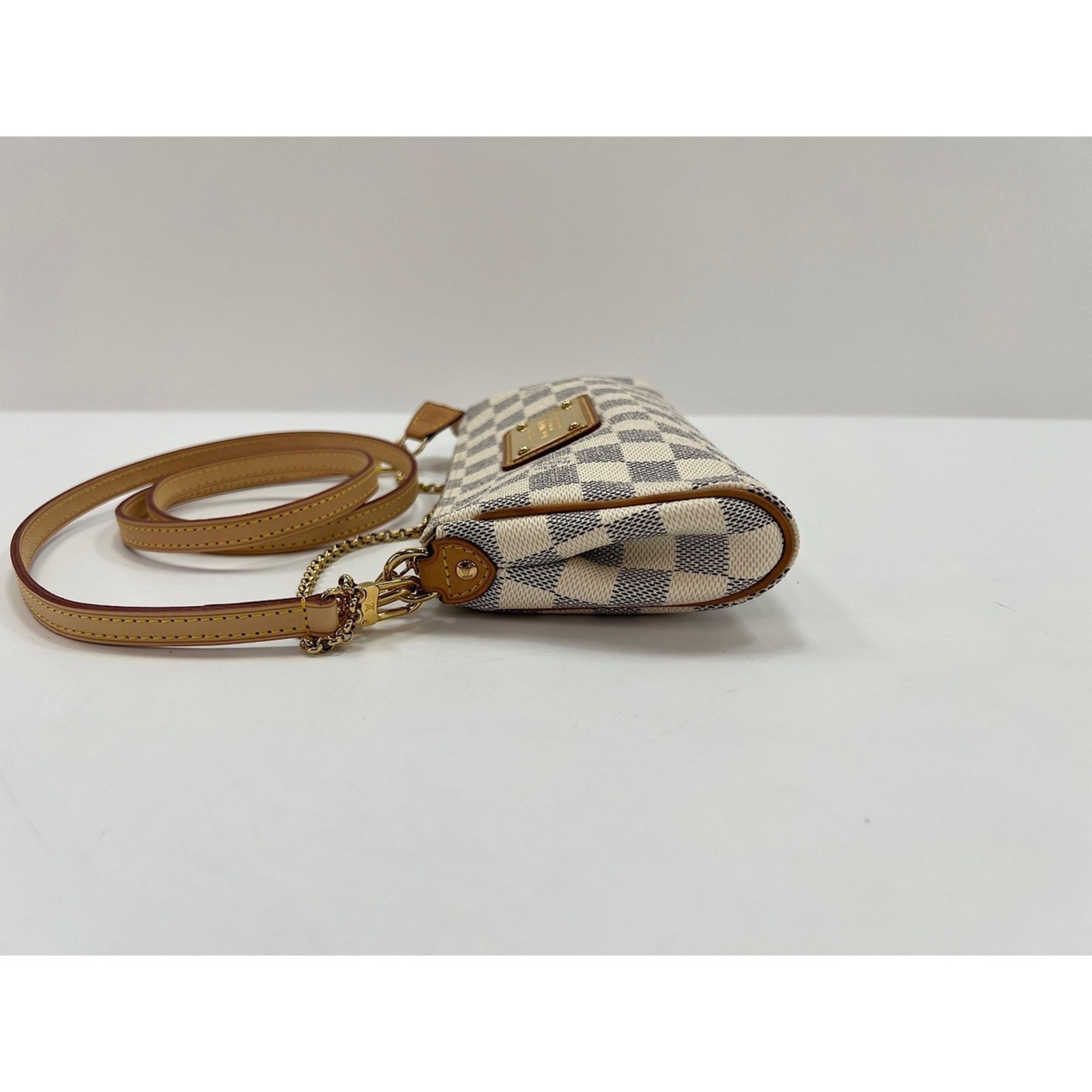 Louis Vuitton White Shoulder Bag (Pre-Owned)